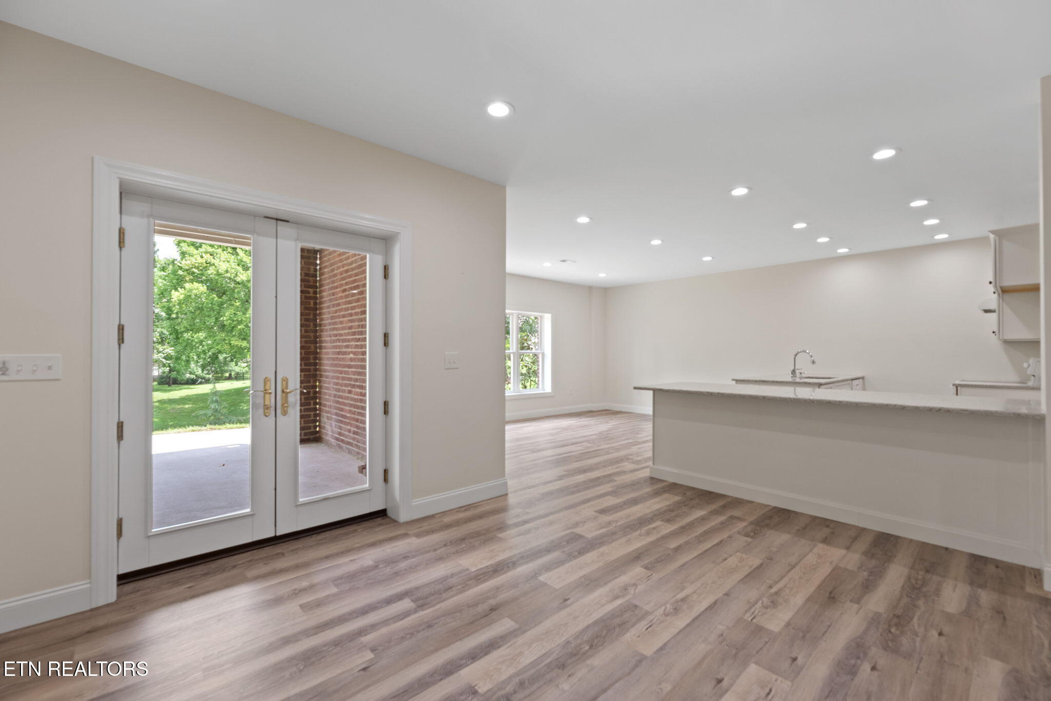 Kingston, Tennessee, 37763, United States, 3 Bedrooms Bedrooms, ,4 BathroomsBathrooms,Residential,For Sale,1885979