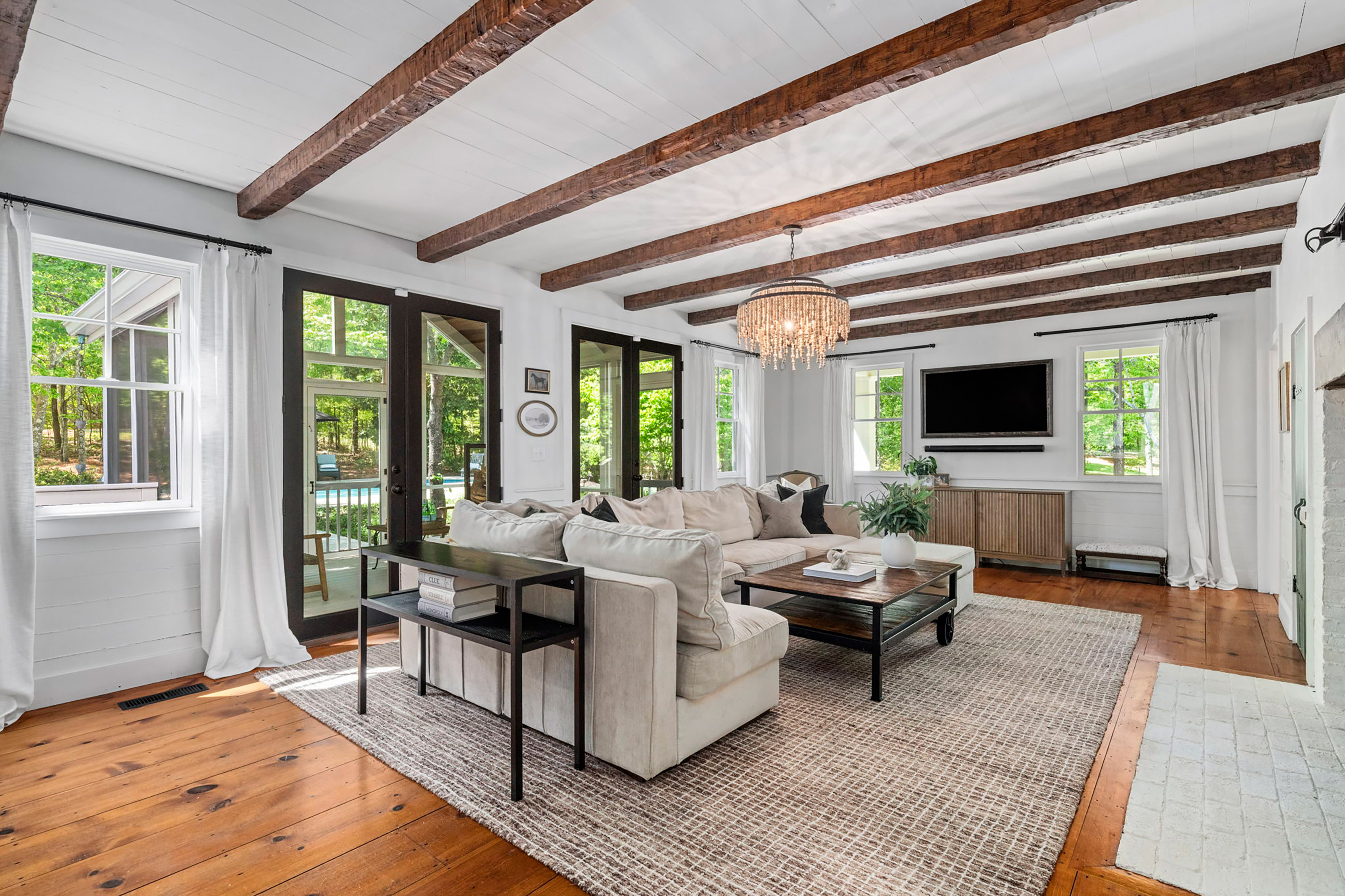  Live Timeless in Coveted Farmhouse on 4+ Private Gated Acres In Roswell - 物件實景