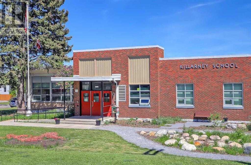 CALGARY, Alberta, T3E 2S7, CA, 3 Bedrooms Bedrooms, ,2 BathroomsBathrooms,Residential,For Sale,1896041