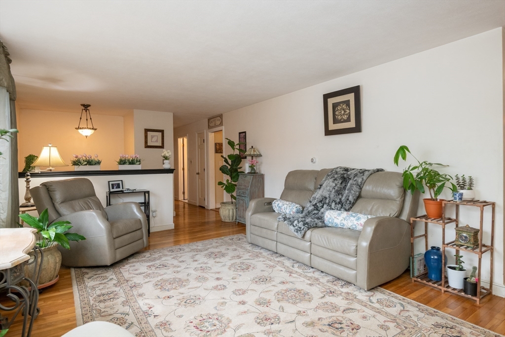 Lynnfield, Massachusetts, 01940, United States, 4 Bedrooms Bedrooms, ,3 BathroomsBathrooms,Residential,For Sale,2029876