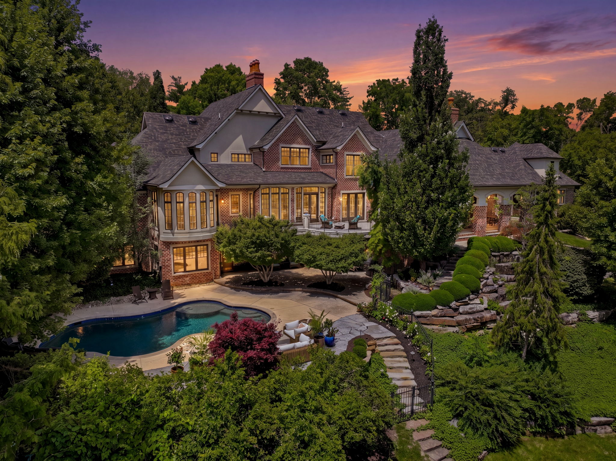  Luxurious Estate in Town & Country: Timeless Elegance Meets Modern Amenities - 物件實景