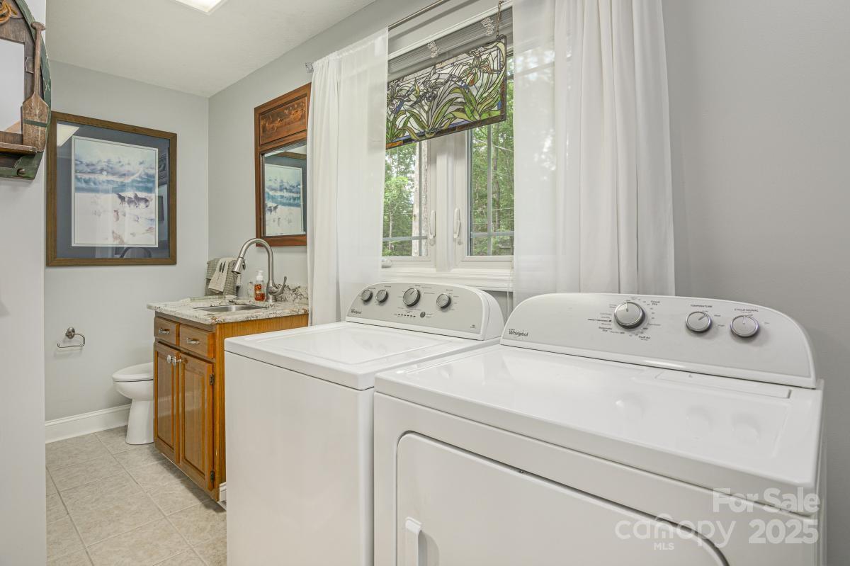 Hendersonville, North Carolina, 28792, United States, 3 Bedrooms Bedrooms, ,3 BathroomsBathrooms,Residential,For Sale,1942631
