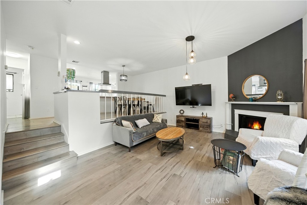 Van Nuys, California, 91405, United States, 3 Bedrooms Bedrooms, ,2 BathroomsBathrooms,Residential,For Sale,1979582