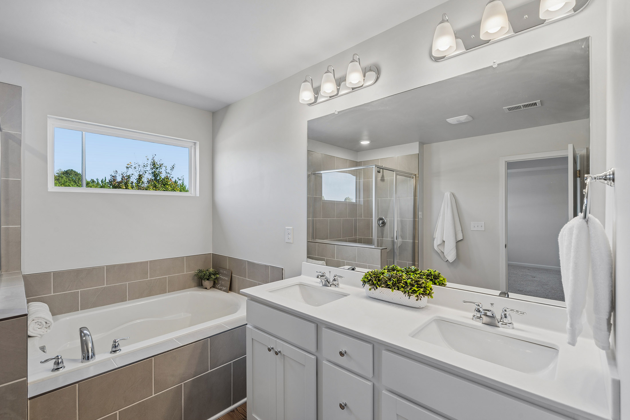  Spacious Living and Upgraded Finishes at Logan Point - 物件實景
