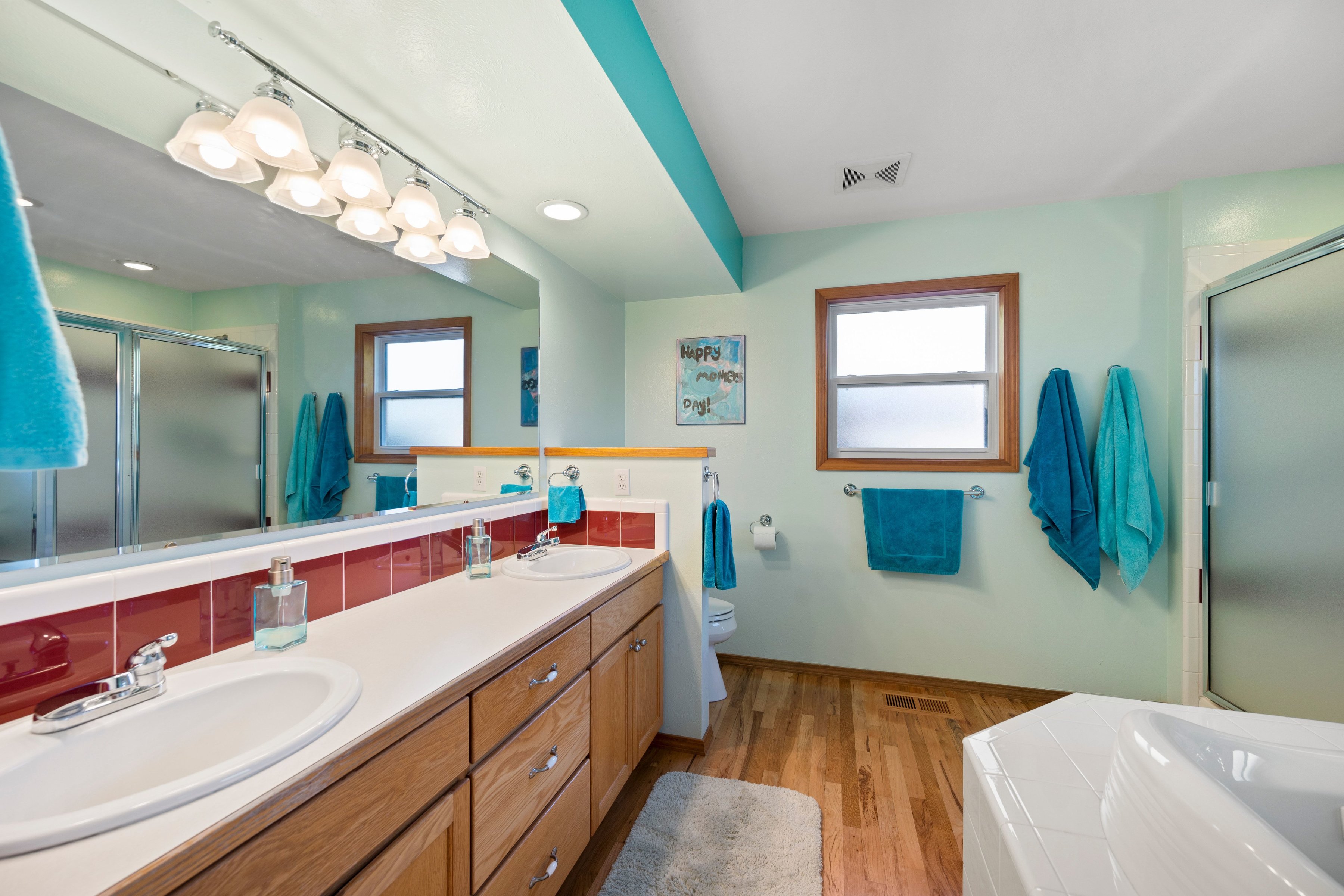  Timeless Mid-Century Design with Sunroom Living and Garden Oasis - 物件實景