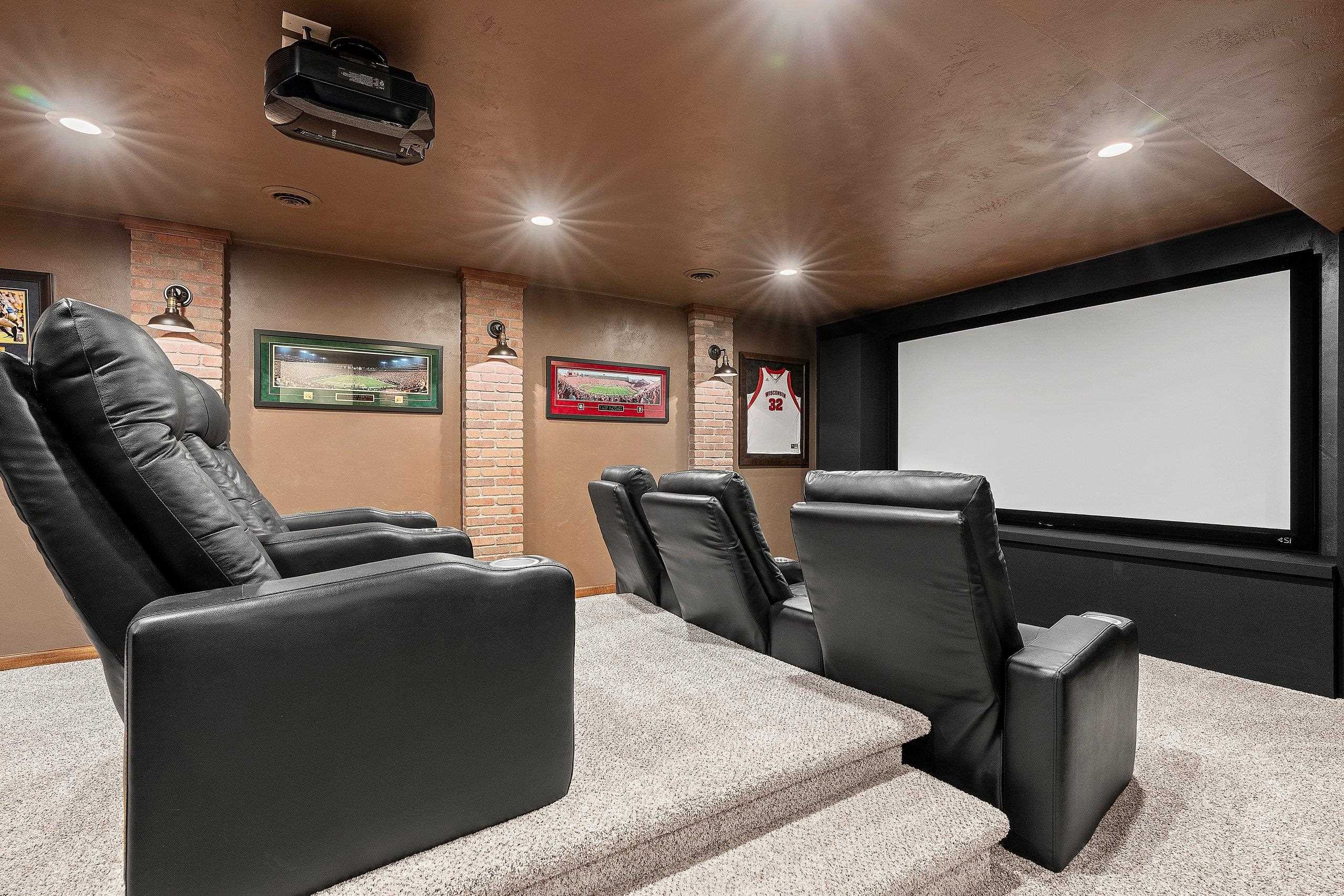 NEENAH, Wisconsin, 54956, United States, 3 Bedrooms Bedrooms, ,3 BathroomsBathrooms,Residential,For Sale,1986561