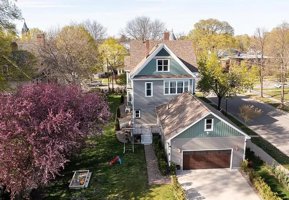 La Crosse, Wisconsin, 54601, United States, 6 Bedrooms Bedrooms, ,5 BathroomsBathrooms,Residential,For Sale,2018389