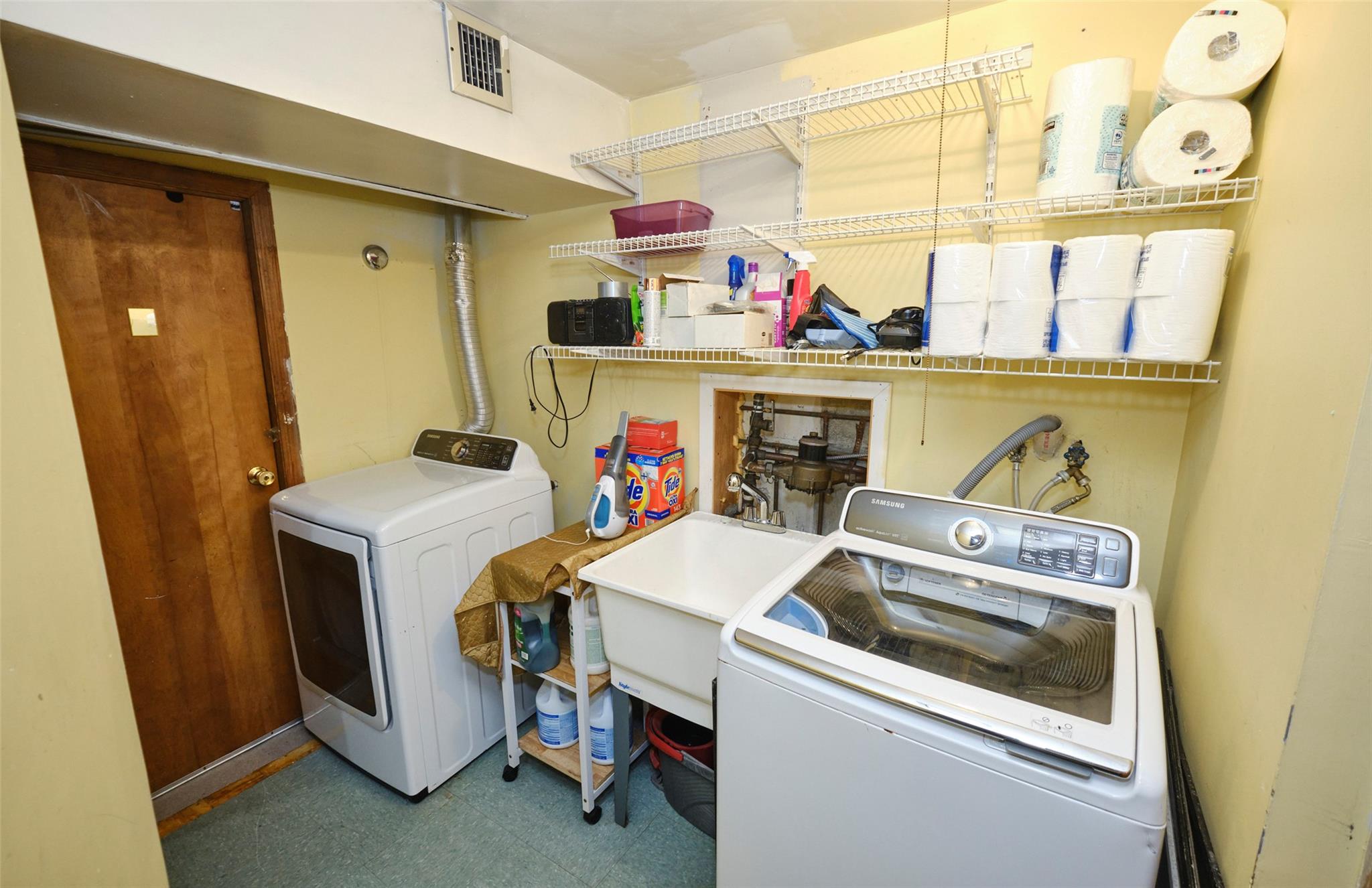 Bronx, New York, 10469, United States, 3 Bedrooms Bedrooms, ,3 BathroomsBathrooms,Residential,For Sale,1907076