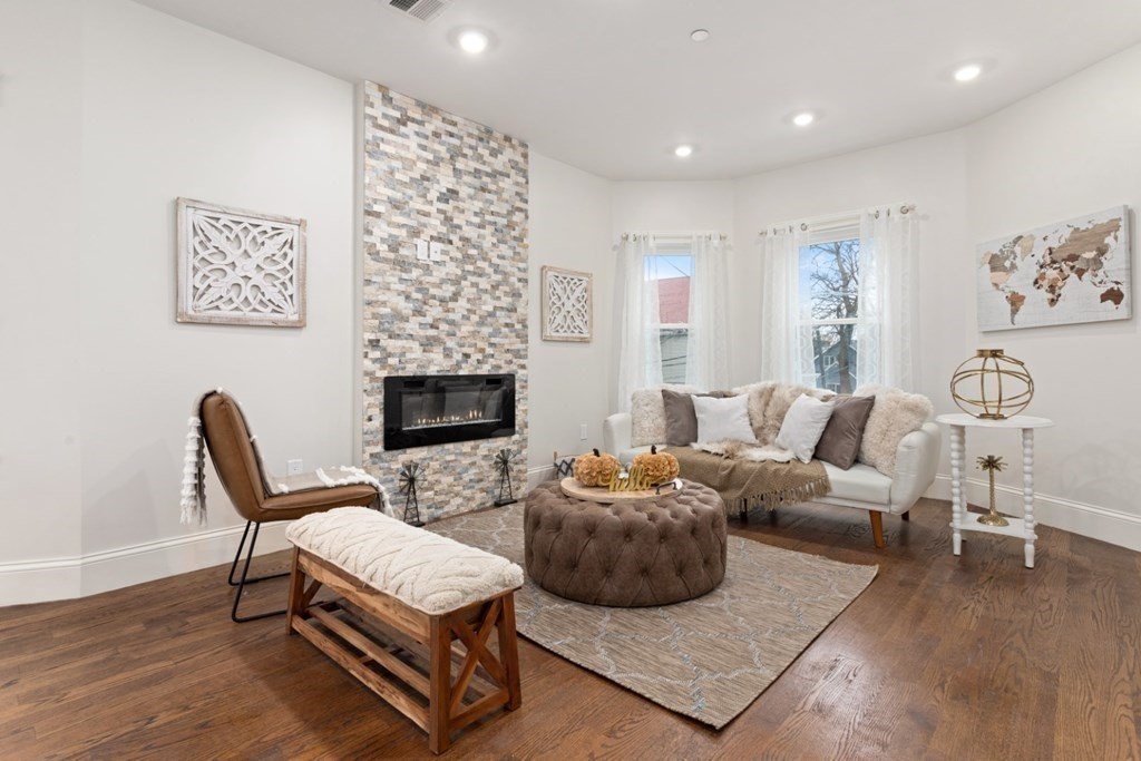 Somerville, Massachusetts, 02144, United States, 2 Bedrooms Bedrooms, ,2 BathroomsBathrooms,Residential,For Sale,1921483
