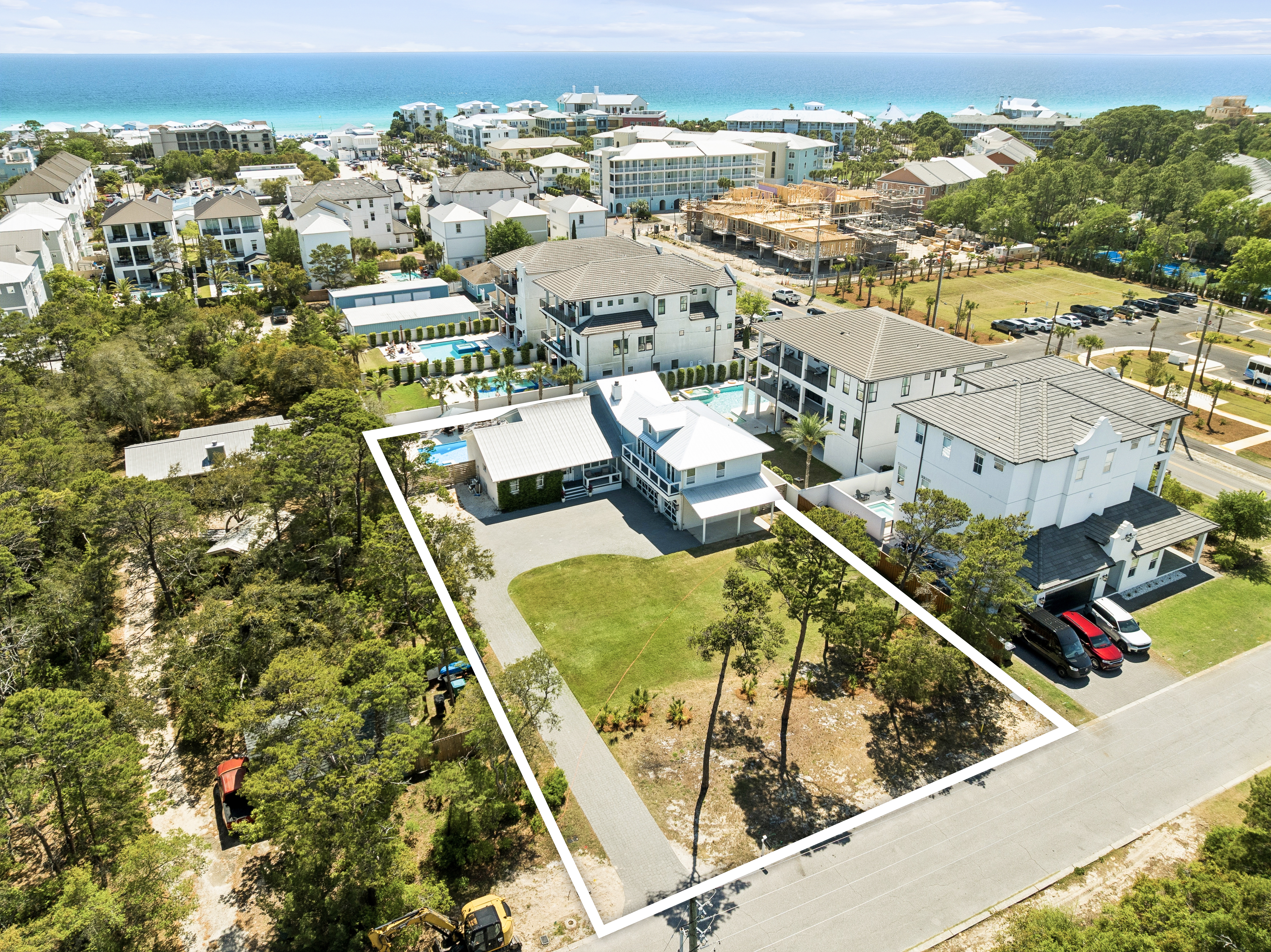  Completely Renovated Home On Half-Acre Lot Near Gulf Place - 物件實景