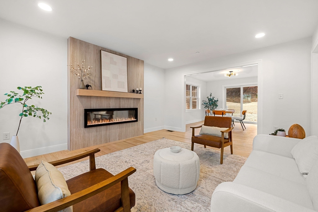 Haverhill, Massachusetts, 01830, United States, 4 Bedrooms Bedrooms, ,4 BathroomsBathrooms,Residential,For Sale,1993462