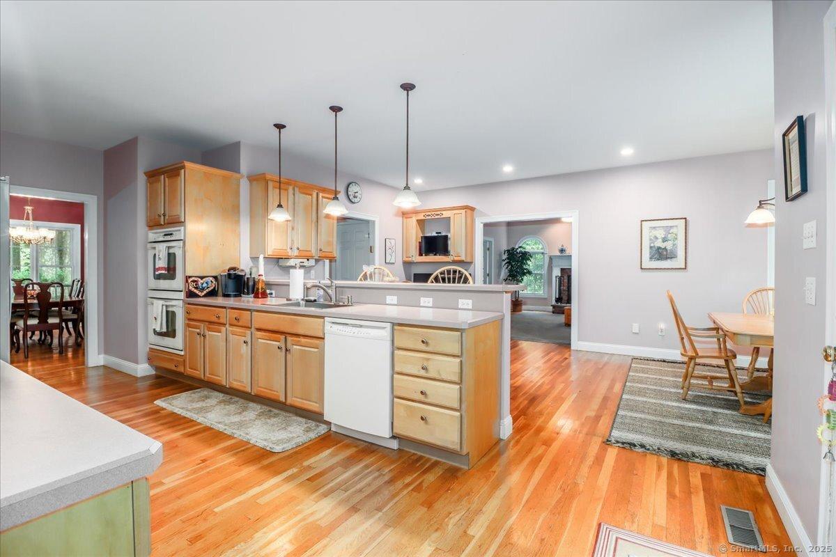 Shelton, Connecticut, 06484, United States, 5 Bedrooms Bedrooms, ,4 BathroomsBathrooms,Residential,For Sale,1943251