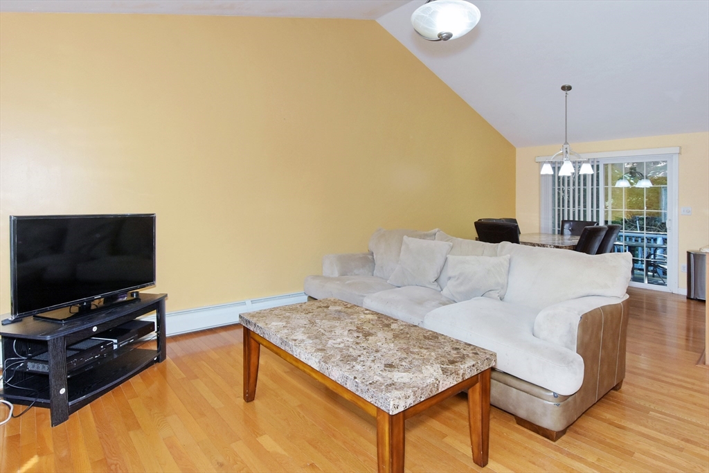 Worcester, Massachusetts, 01602, United States, 3 Bedrooms Bedrooms, ,2 BathroomsBathrooms,Residential,For Sale,1902037