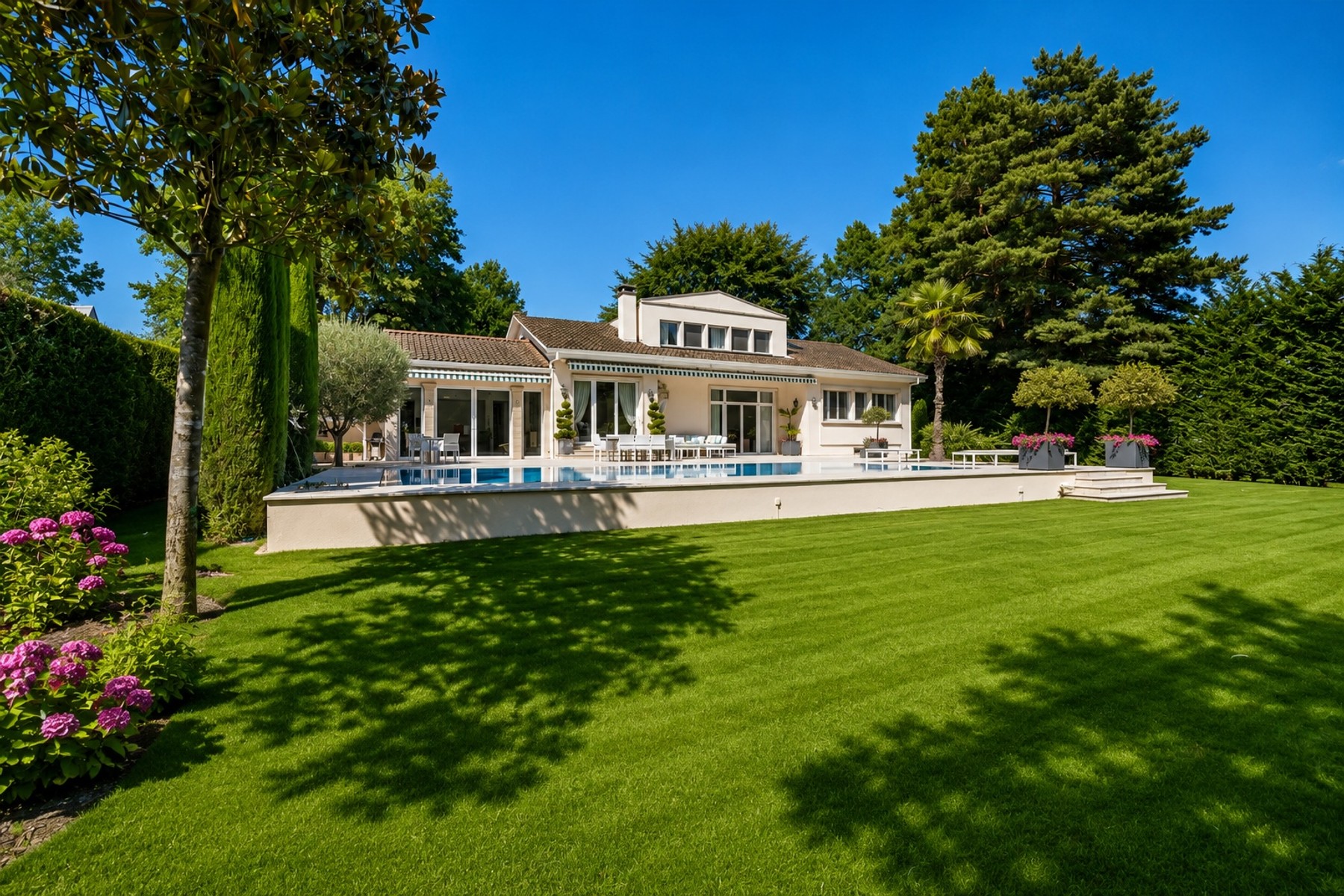  An exceptional property set in lush greenery - 物件實景