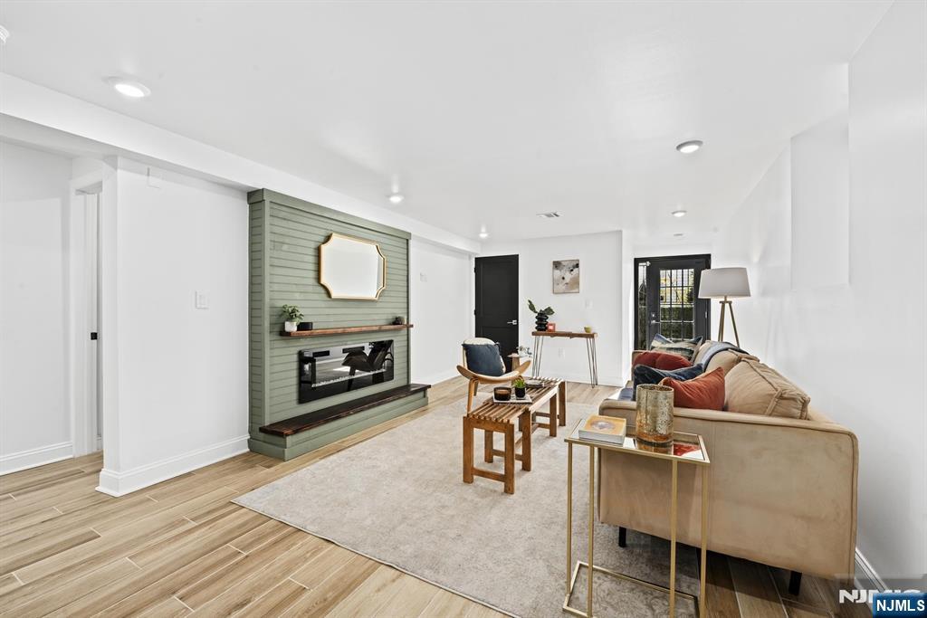 Jersey City, New Jersey, 07307, United States, 3 Bedrooms Bedrooms, ,3 BathroomsBathrooms,Residential,For Sale,1966412