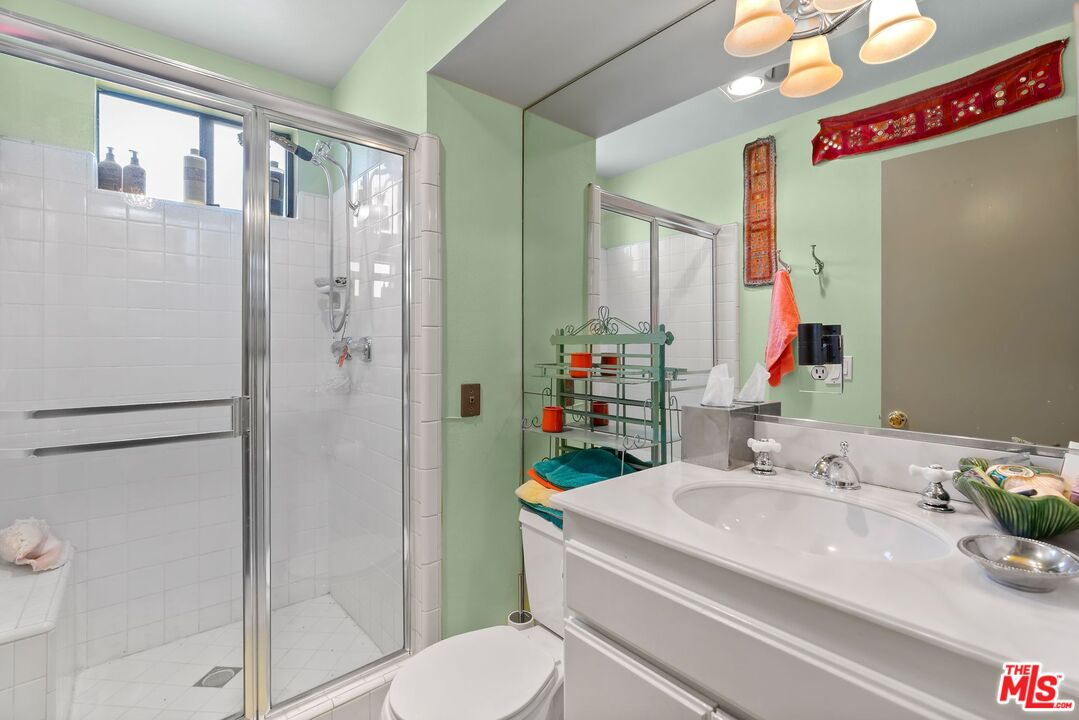 West Hollywood, California, 90069, United States, 2 Bedrooms Bedrooms, ,3 BathroomsBathrooms,Residential,For Sale,1896709