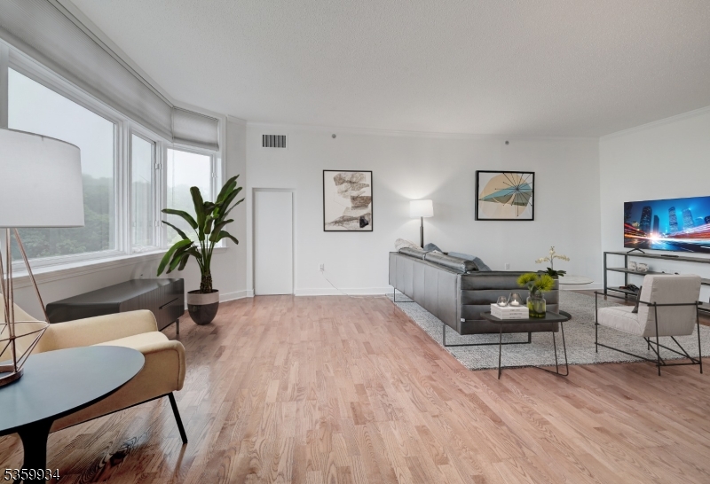 Maplewood Twp., New Jersey, 07040, United States, 2 Bedrooms Bedrooms, ,3 BathroomsBathrooms,Residential,For Sale,1913781