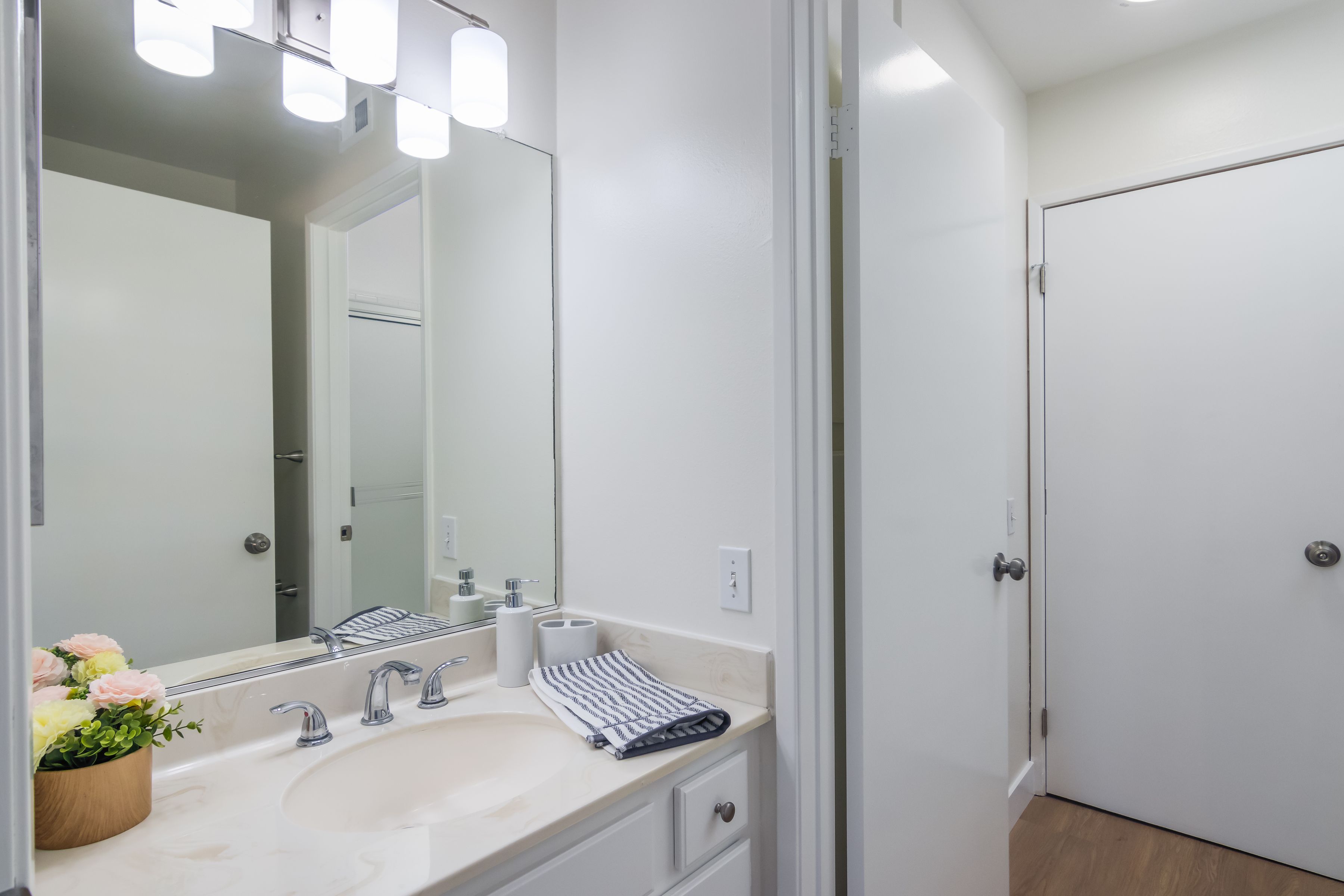  Newly Remodeled Corner Unit - 物件實景