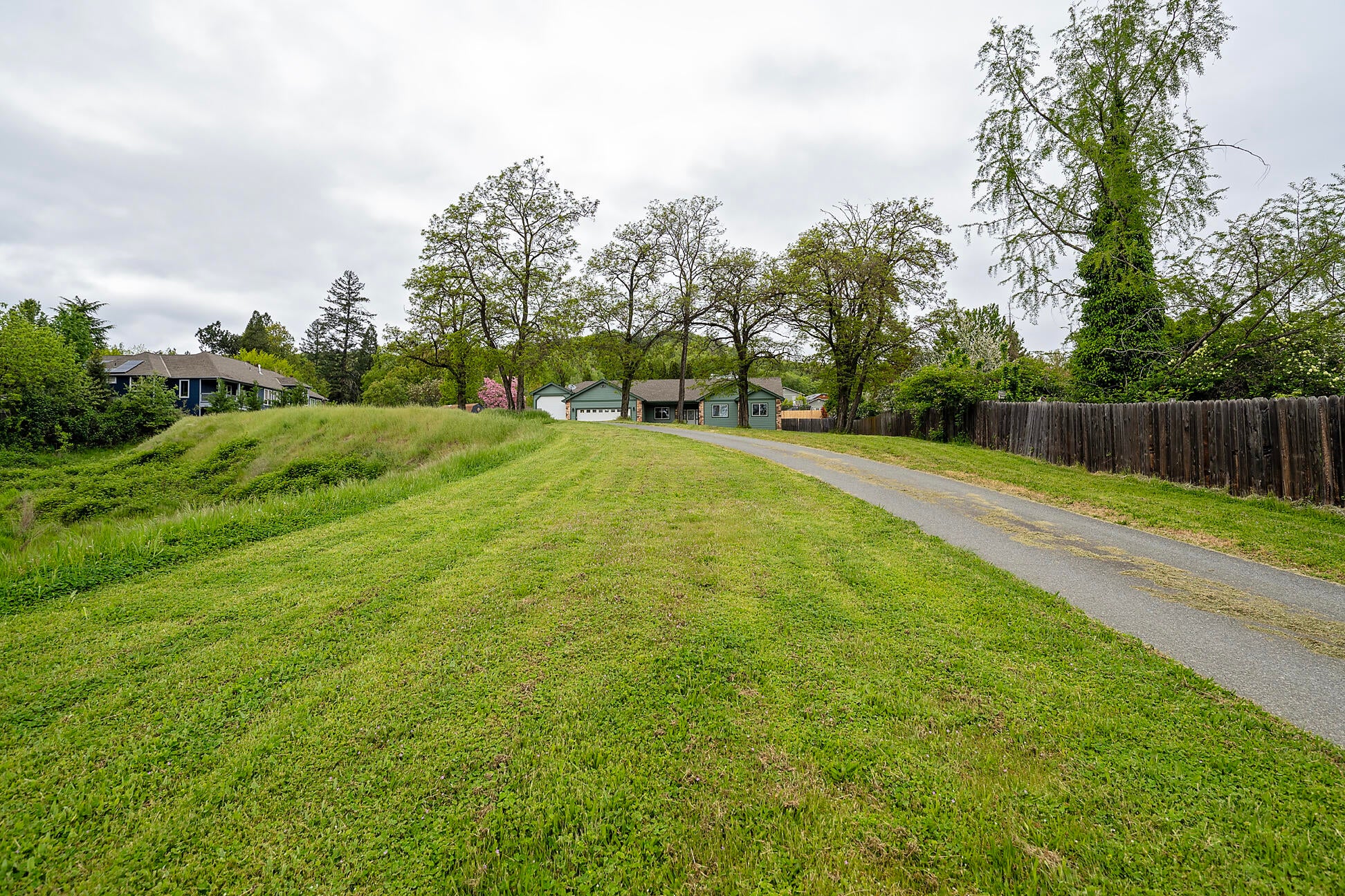 Grants Pass, Oregon, 97526, United States, 3 Bedrooms Bedrooms, ,3 BathroomsBathrooms,Residential,For Sale,1994829