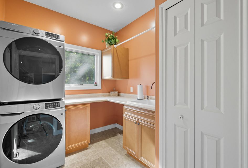 Big Rapids, Michigan, 49307, United States, 3 Bedrooms Bedrooms, ,4 BathroomsBathrooms,Residential,For Sale,1976014