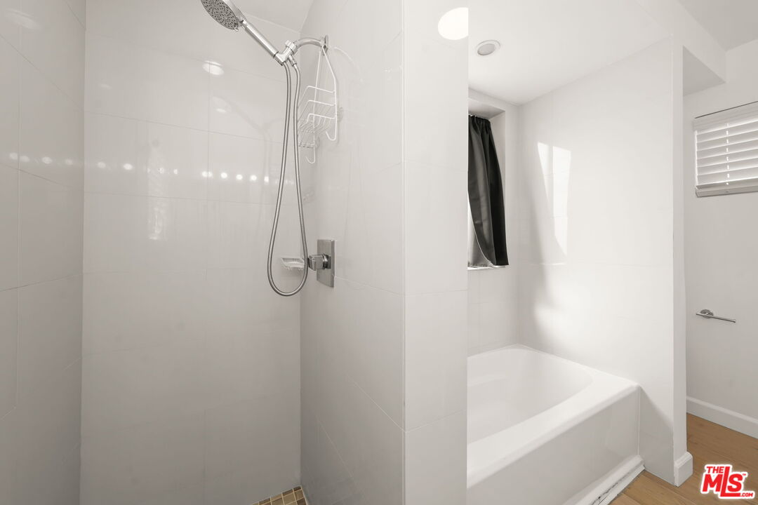 Los Angeles, California, 90046, United States, 3 Bedrooms Bedrooms, ,3 BathroomsBathrooms,Residential,For Sale,1989732