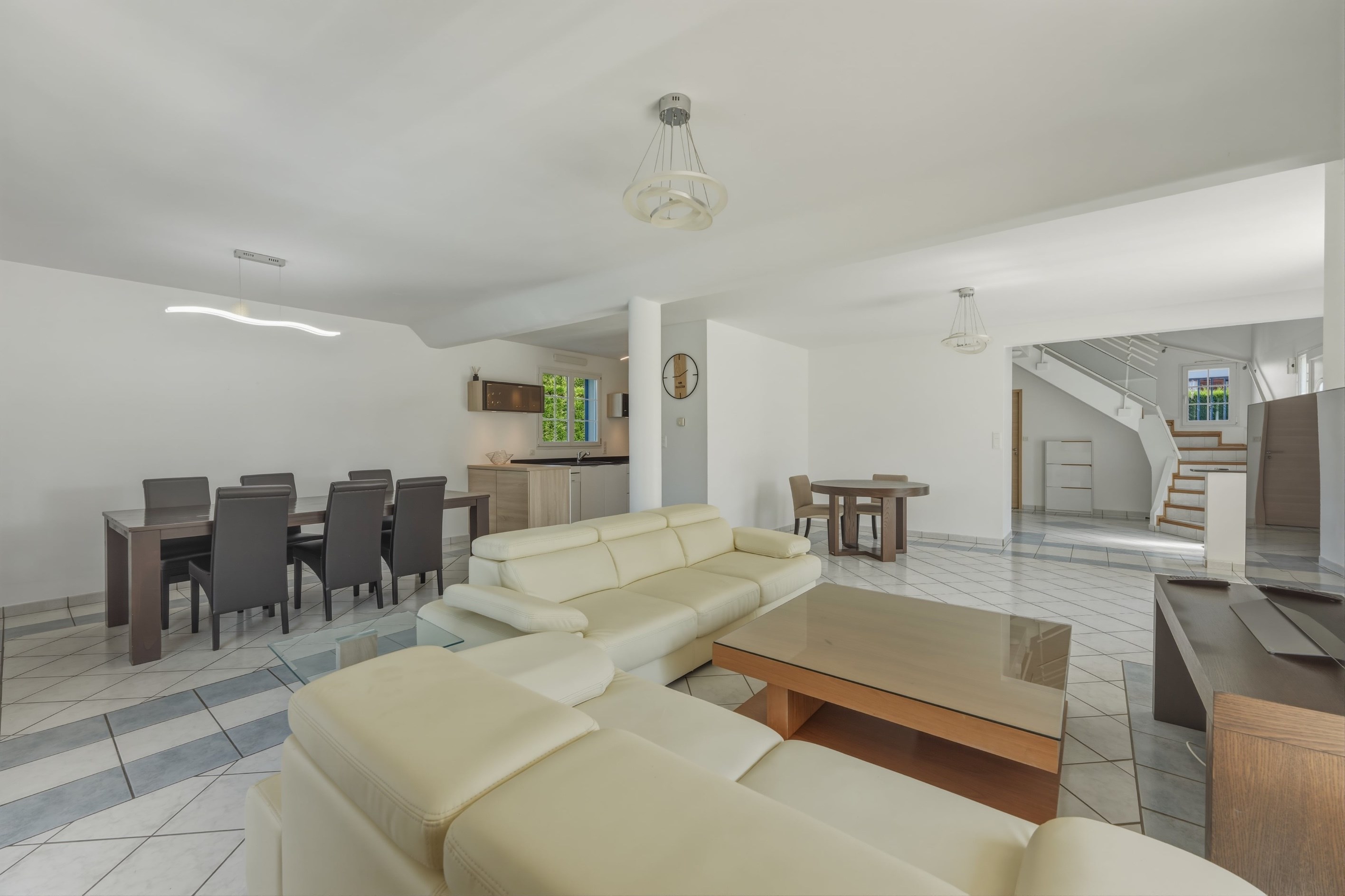 Elegant Home with Swimming Pool in a Peaceful Residential Setting - 物件實景