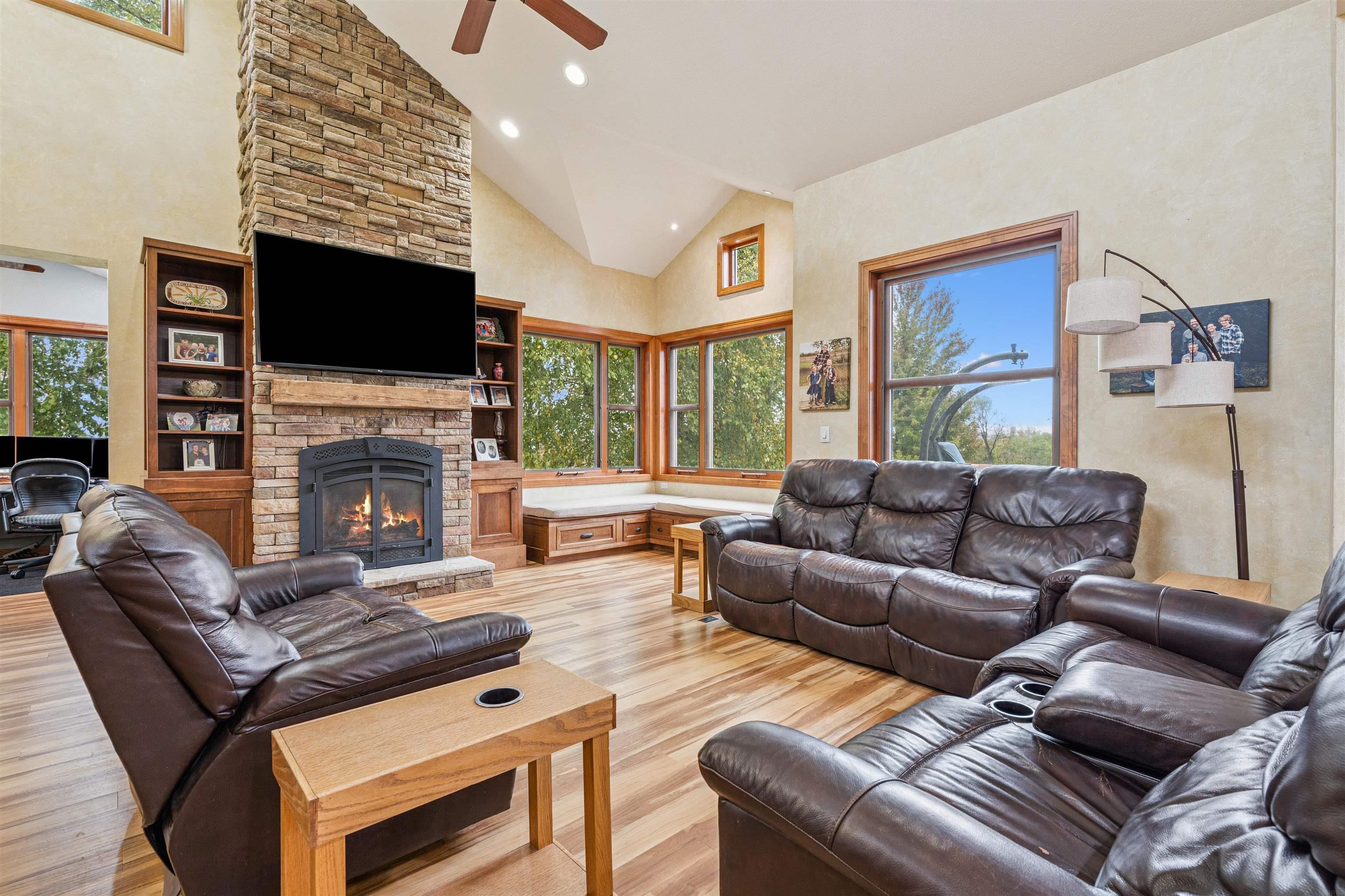 Waverly, Iowa, 50677, United States, 4 Bedrooms Bedrooms, ,4 BathroomsBathrooms,Residential,For Sale,1974808