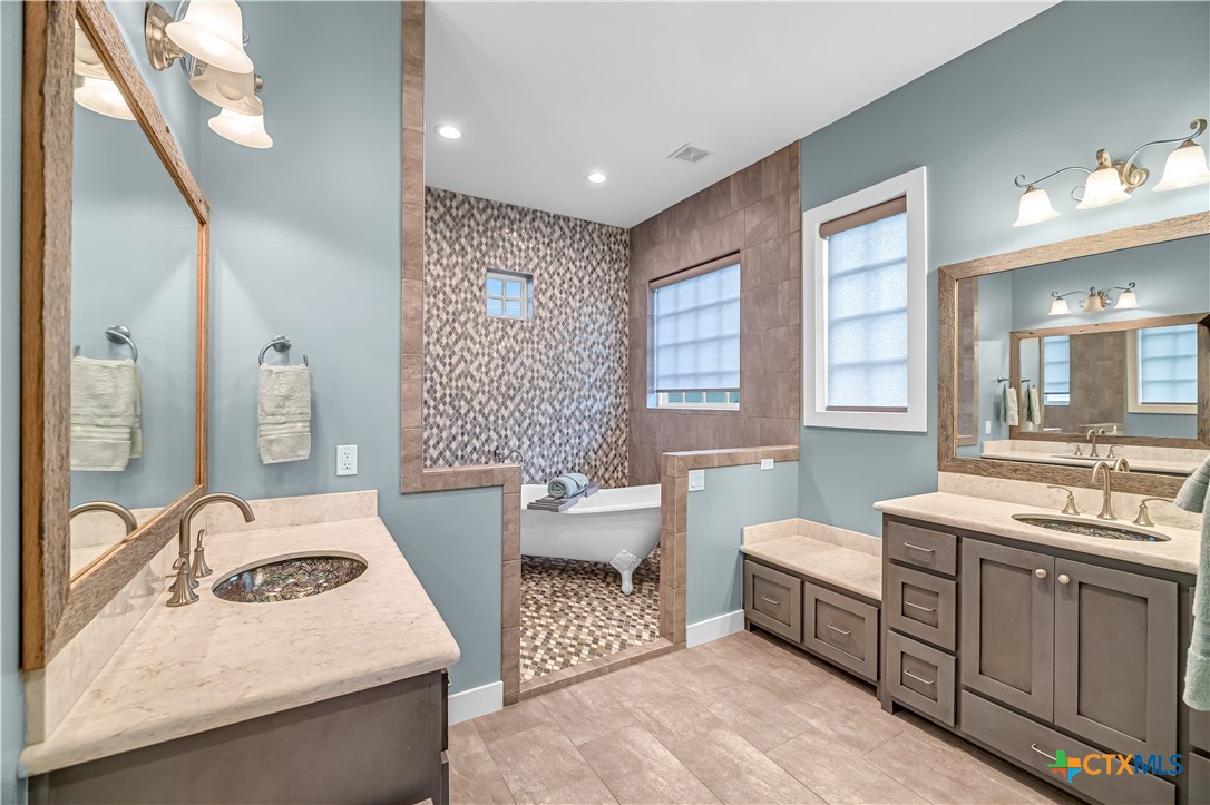Port O'Connor, Texas, 77979, United States, 5 Bedrooms Bedrooms, ,3 BathroomsBathrooms,Residential,For Sale,1925568