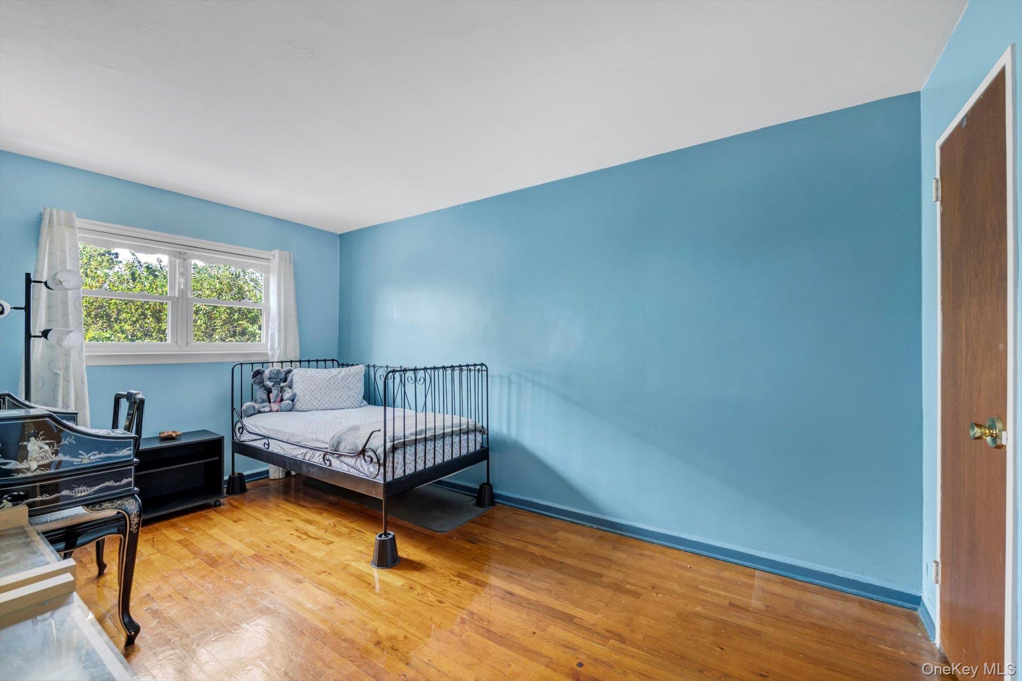 Bronx, New York, 10465, United States, 3 Bedrooms Bedrooms, ,2 BathroomsBathrooms,Residential,For Sale,1919704