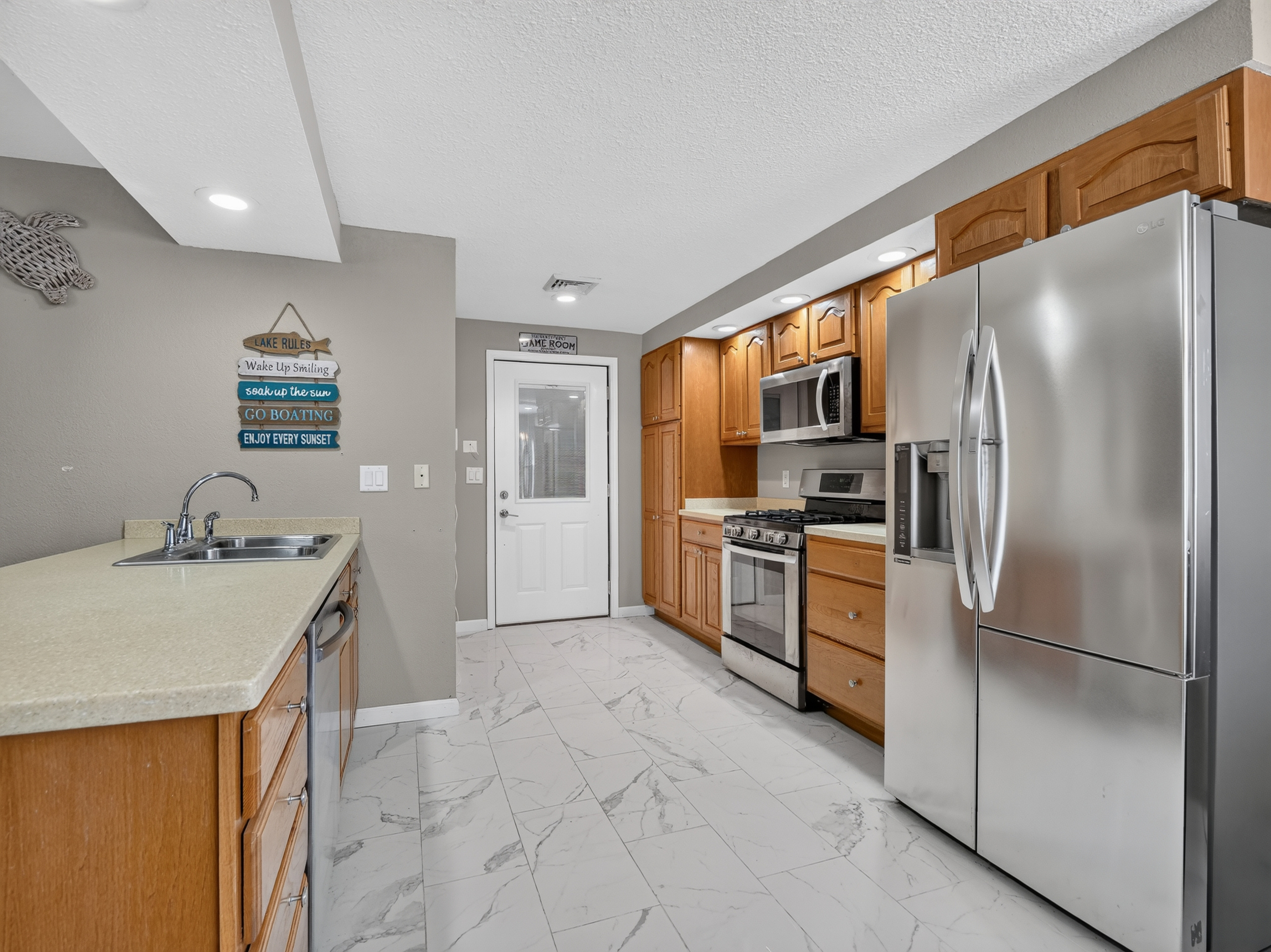  5 Bedroom Home with Lake Wawasee Channel Frontage - 物件實景