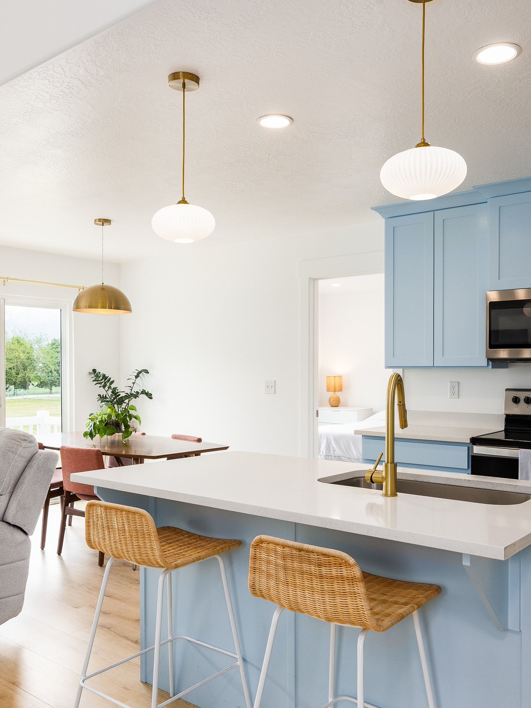 Meticulously Maintained End-Unit Townhome - 物件實景