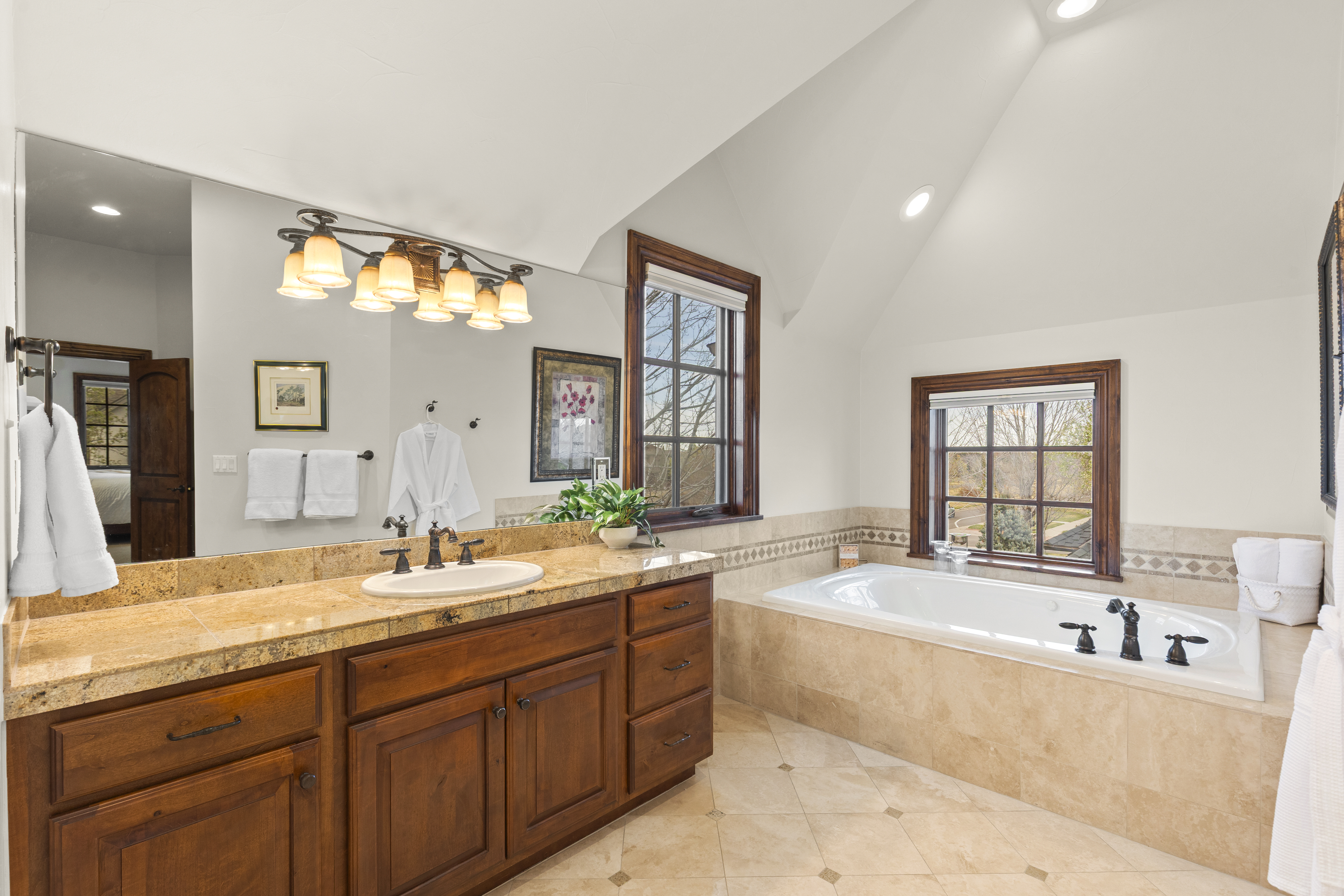  LUXURY LIVING IN LOWRY TIMELESS ENGLISH TUDOR EXPANSIVE LOT ON 6TH AVENUE PKWY - 物件實景