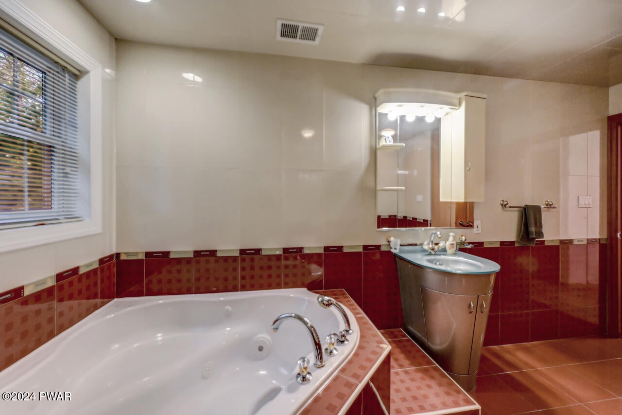 Albrightsville, Pennsylvania, 18210, United States, 4 Bedrooms Bedrooms, ,5 BathroomsBathrooms,Residential,For Sale,1982857