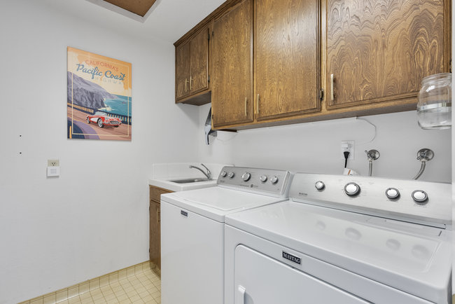 Hollister, California, 95023, United States, 3 Bedrooms Bedrooms, ,2 BathroomsBathrooms,Residential,For Sale,1882231
