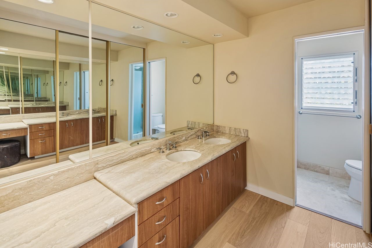 Honolulu, Hawaii, 96815, United States, 2 Bedrooms Bedrooms, ,2 BathroomsBathrooms,Residential,For Sale,1836877