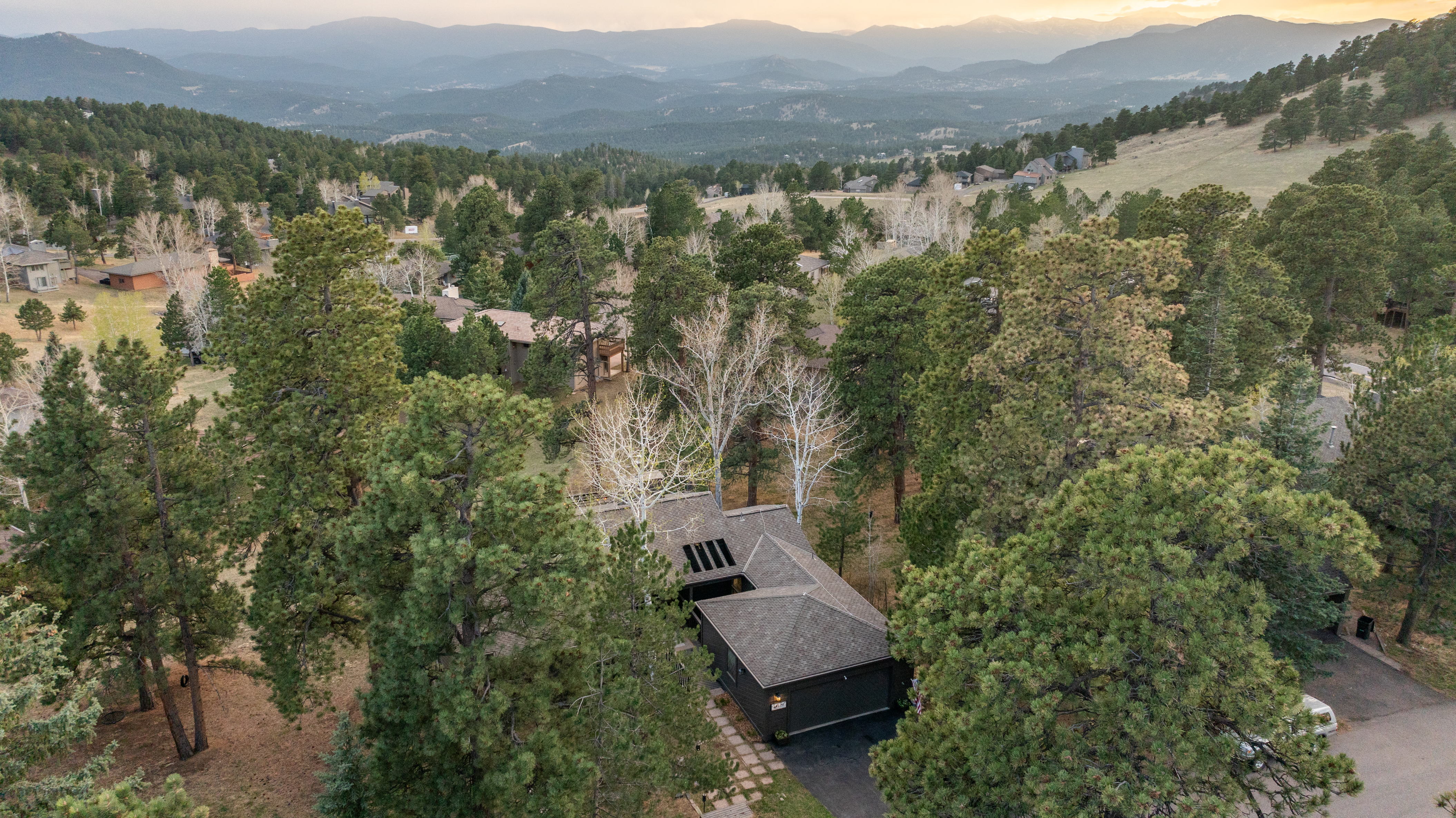  Thoughtfully Updated Throughout - 物件實景