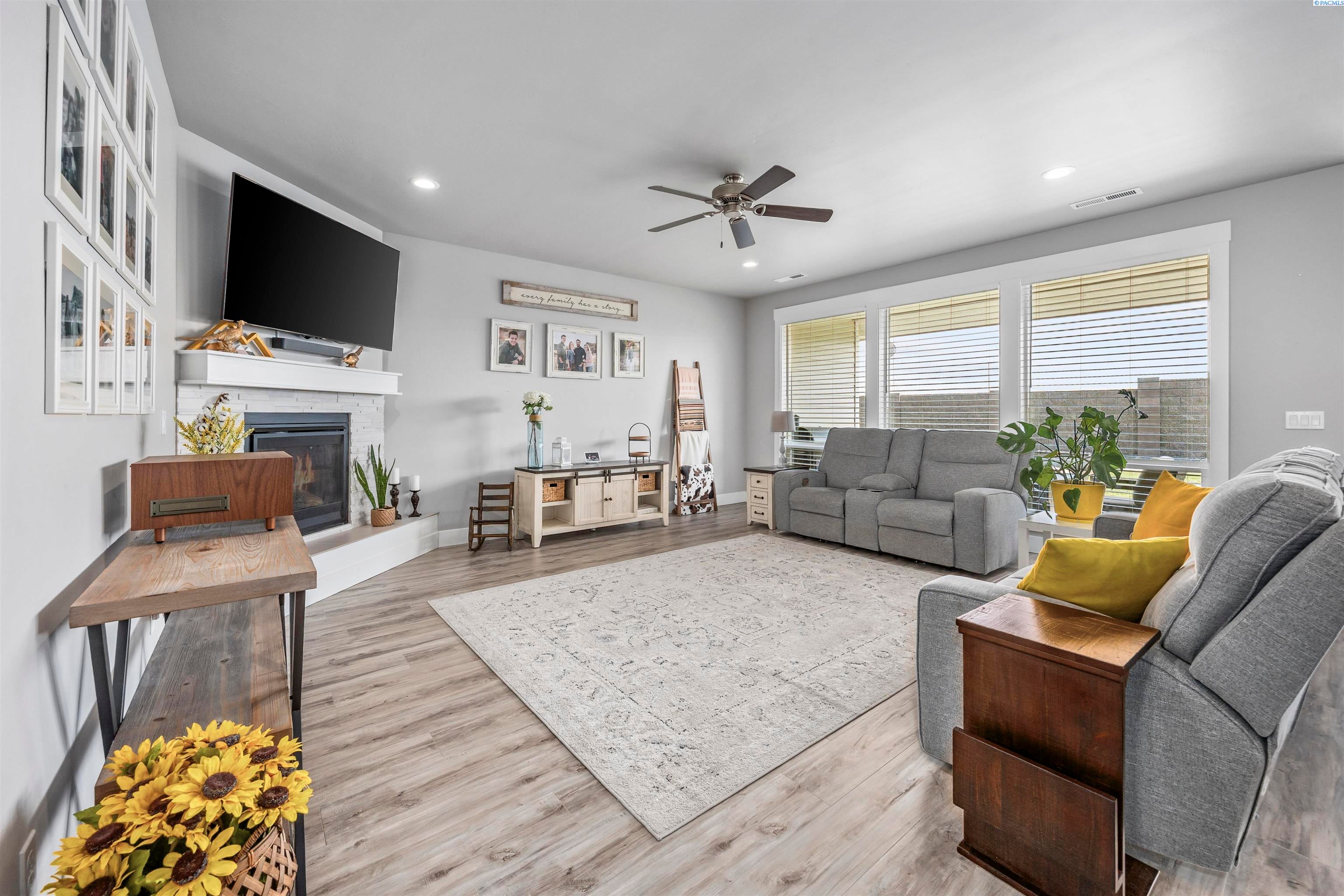 Kennewick, Washington, 99338, United States, 4 Bedrooms Bedrooms, ,3 BathroomsBathrooms,Residential,For Sale,1977201