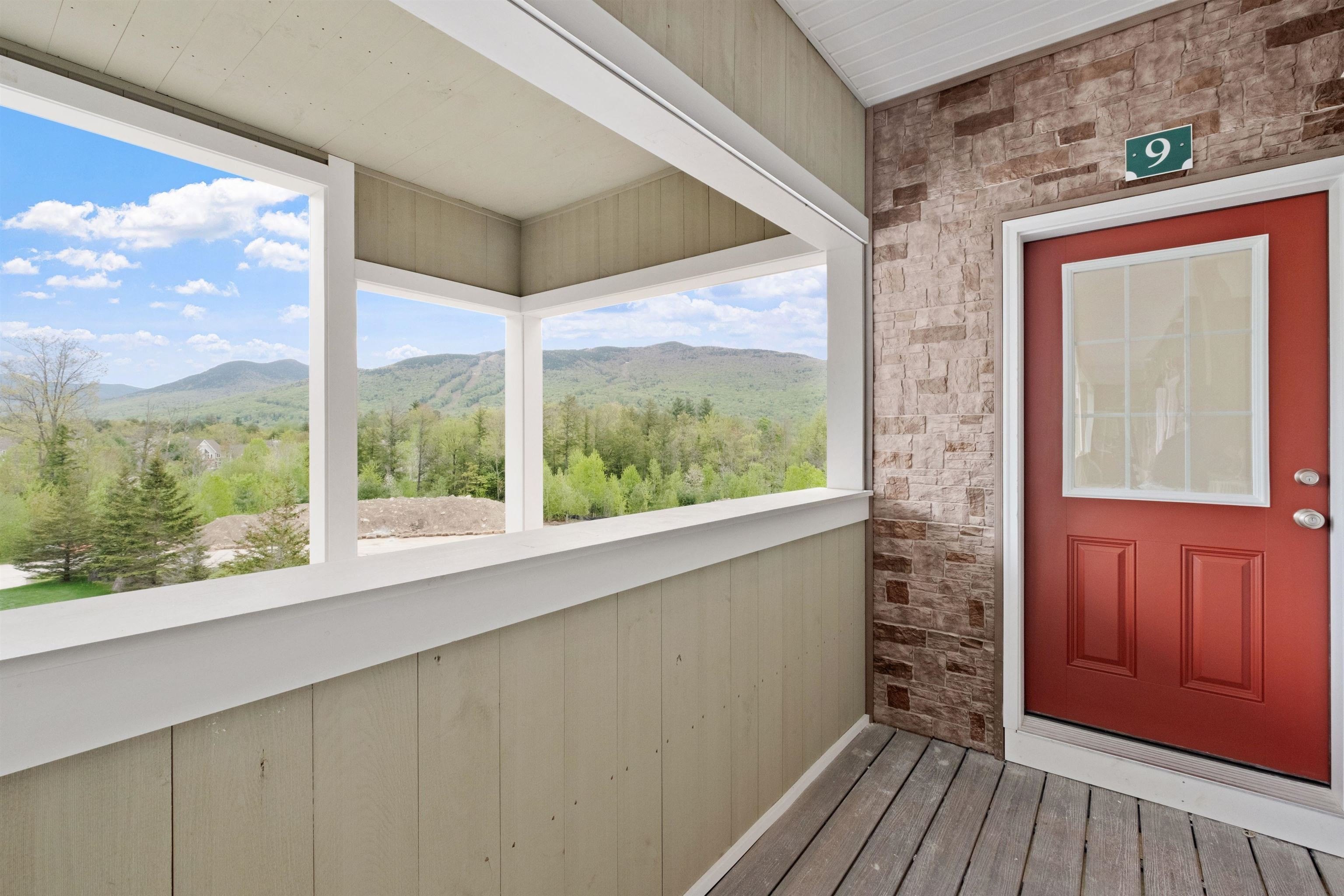 Lincoln, New Hampshire, 03251, United States, 5 Bedrooms Bedrooms, ,4 BathroomsBathrooms,Residential,For Sale,1921797