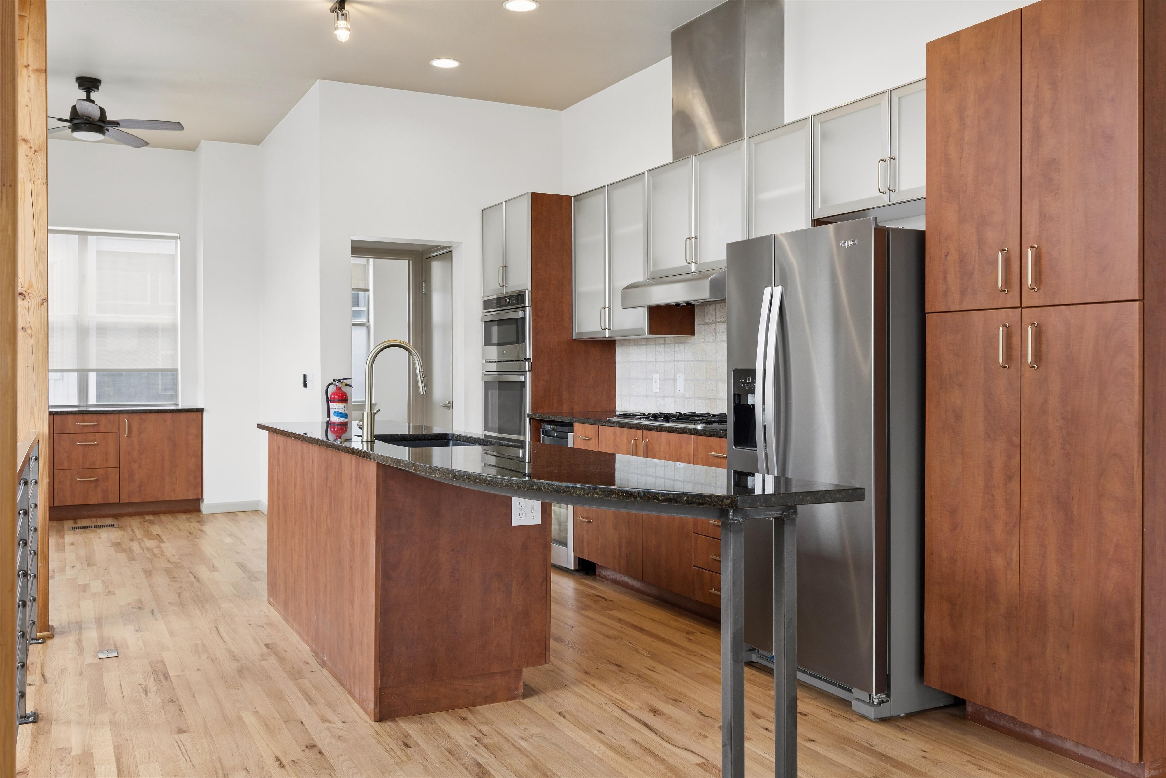  Beautifully updated end-unit offers exceptional natural light & abundant windows - 物件實景