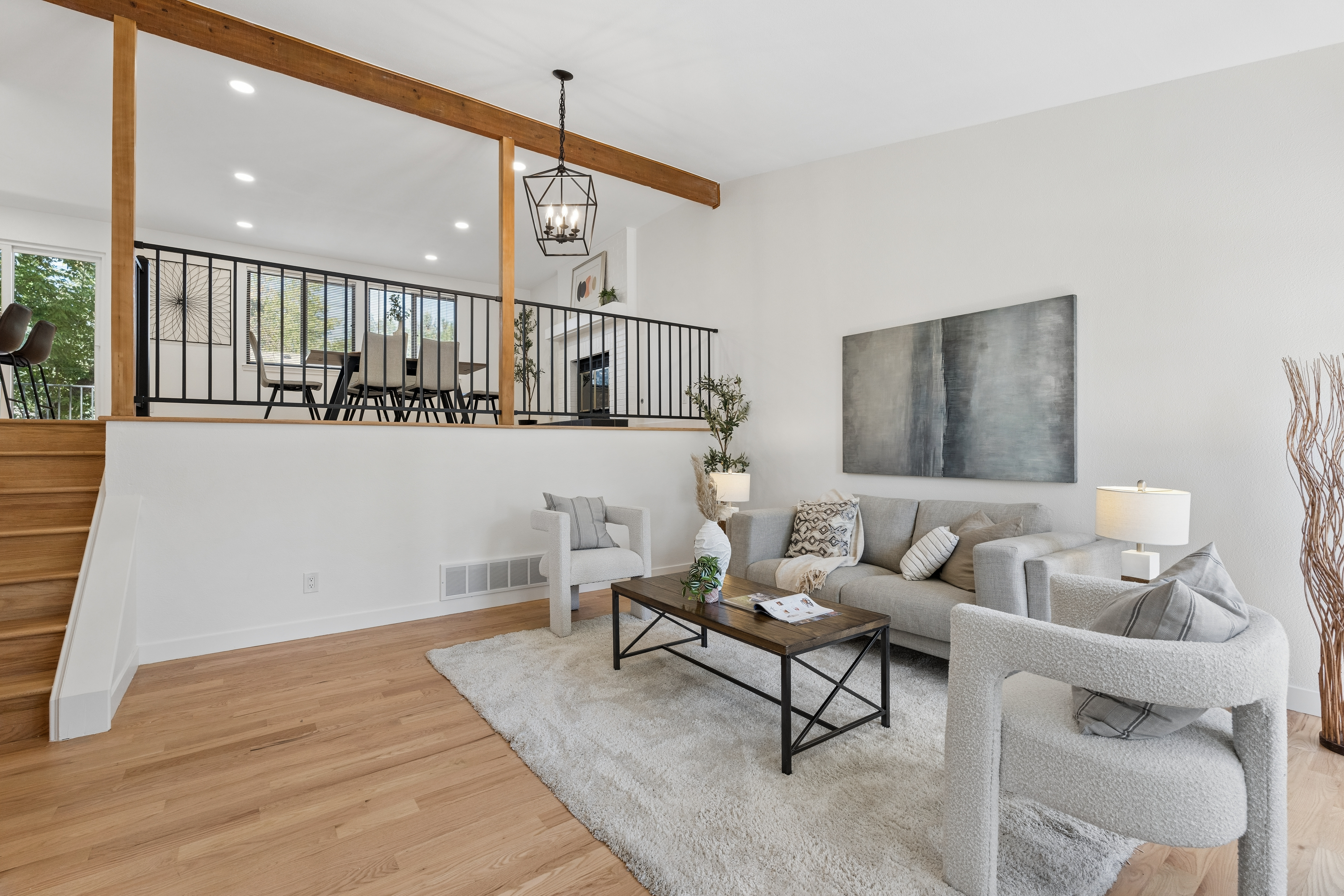  Completely reimagined, refreshed, and ready, this charming home on quiet street - 物件實景