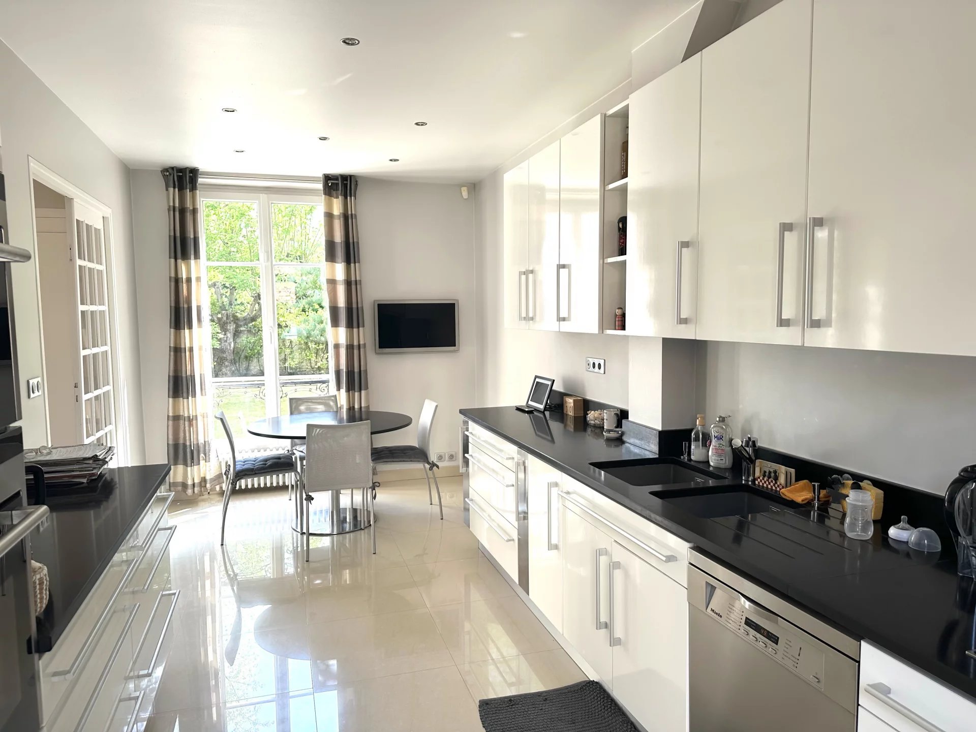 Le Vésinet, Île-de-France, 78110, FR, 6 Bedrooms Bedrooms, ,5 BathroomsBathrooms,Residential,For Sale,1994662