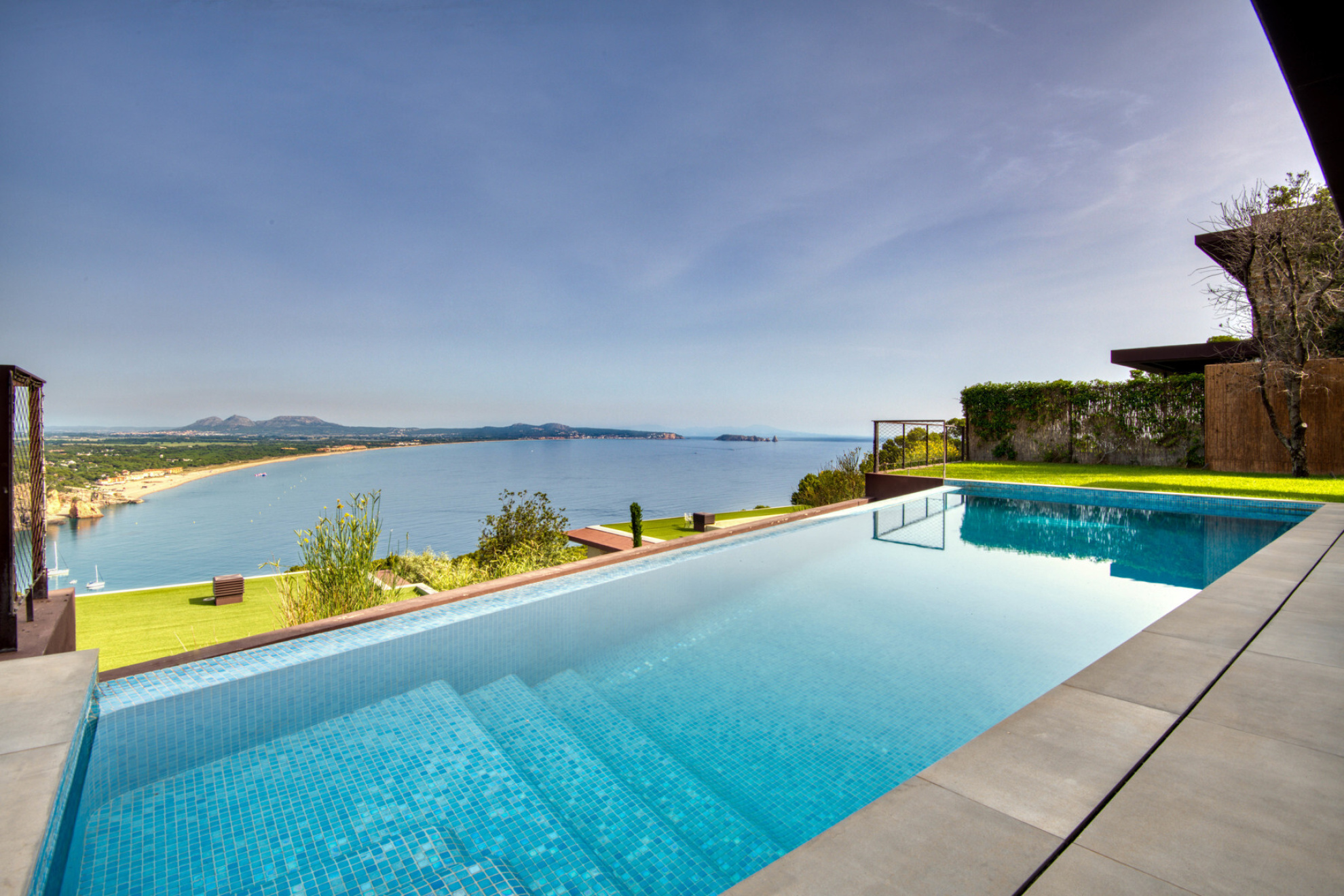  House with swimming pool and sea views in private urbanization in Sa Riera. - 物件實景