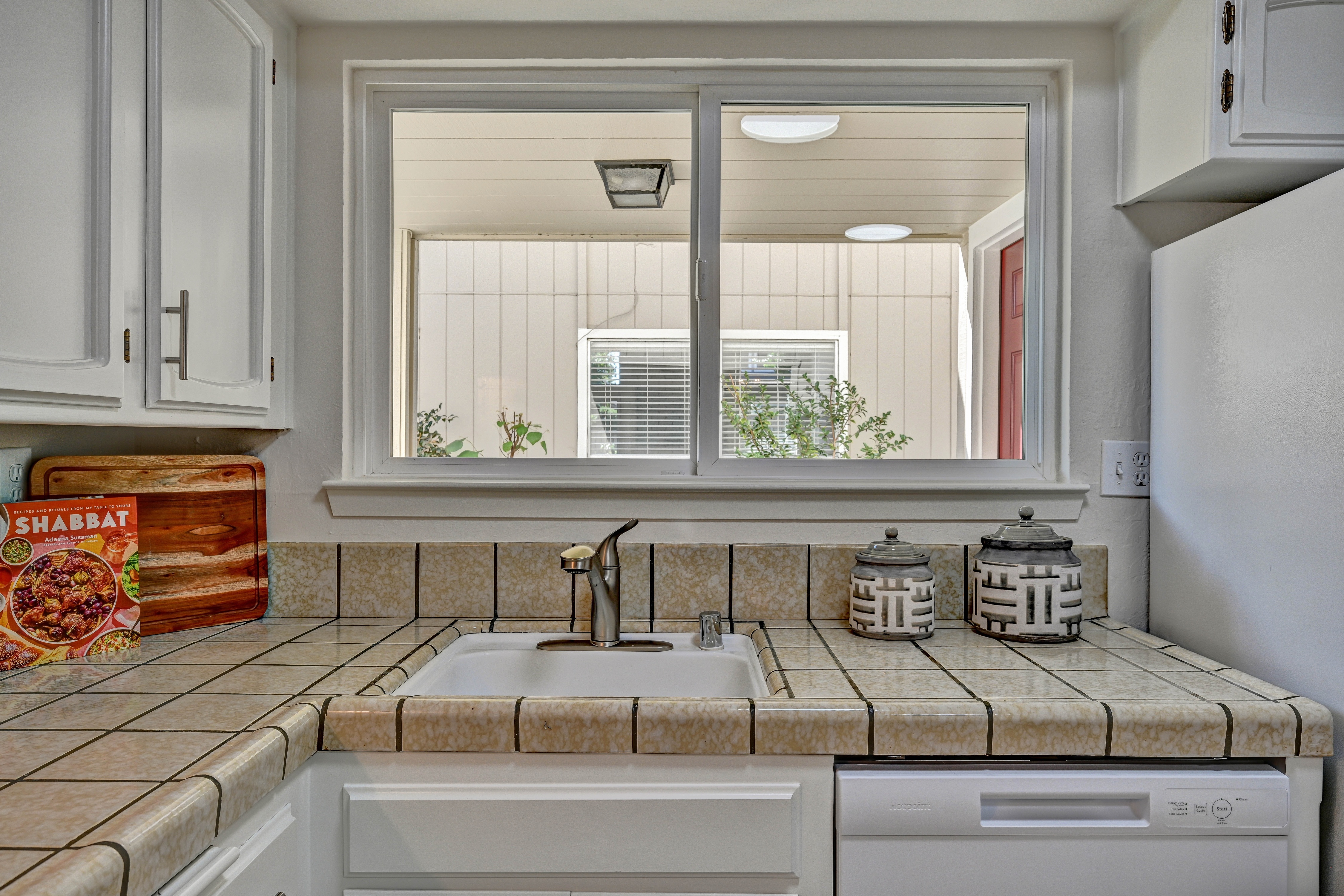  Charming Rolling Green Townhome with Distinctive Character - 物件實景