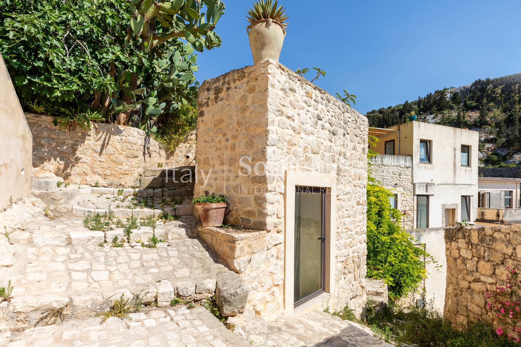  Detached property with a terrace, just a stone’s throw from the historic - 物件實景