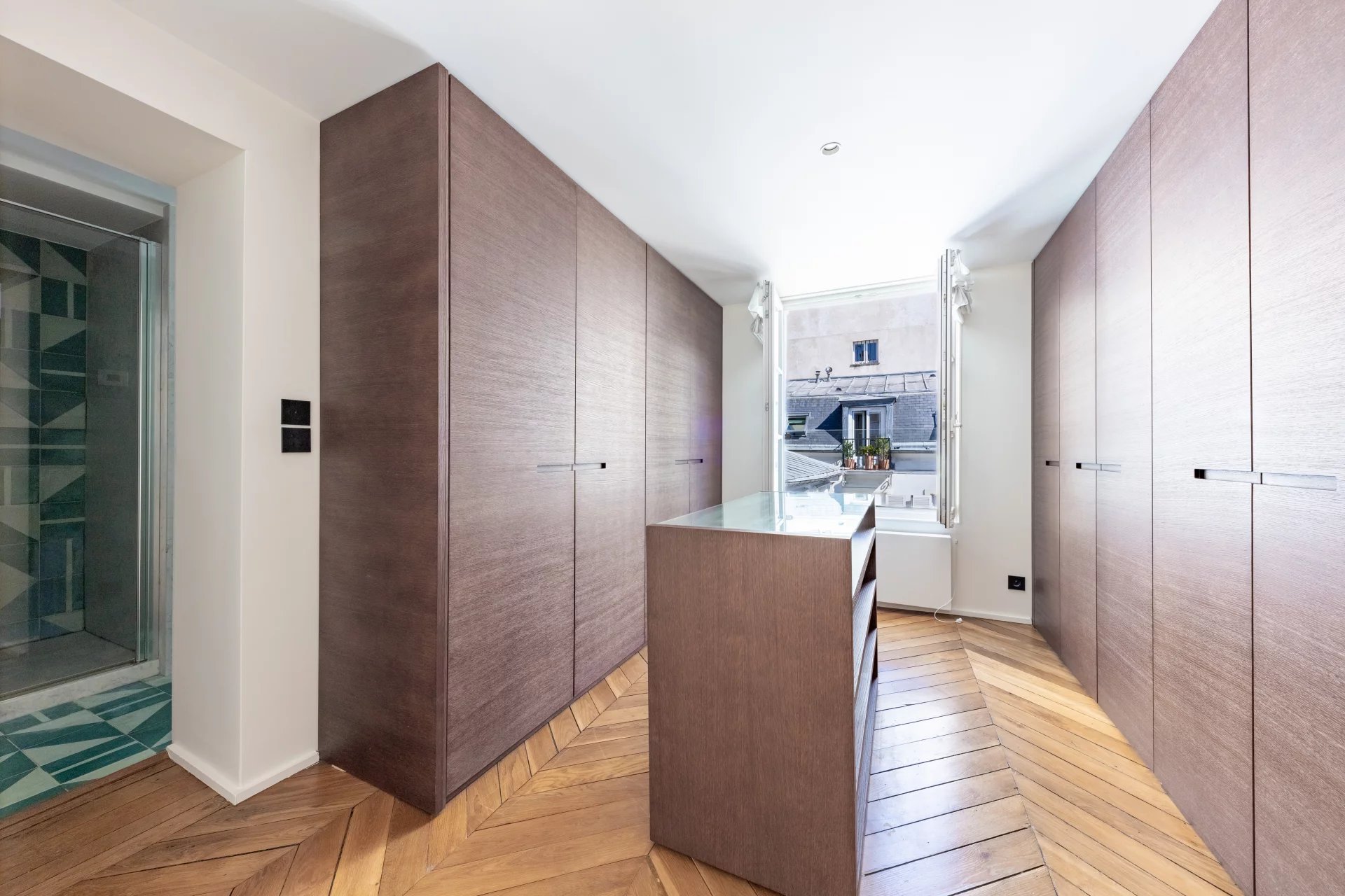 Paris 8th, Île-de-France, 75008, FR, 4 Bedrooms Bedrooms, ,4 BathroomsBathrooms,Residential,For Sale,1865349