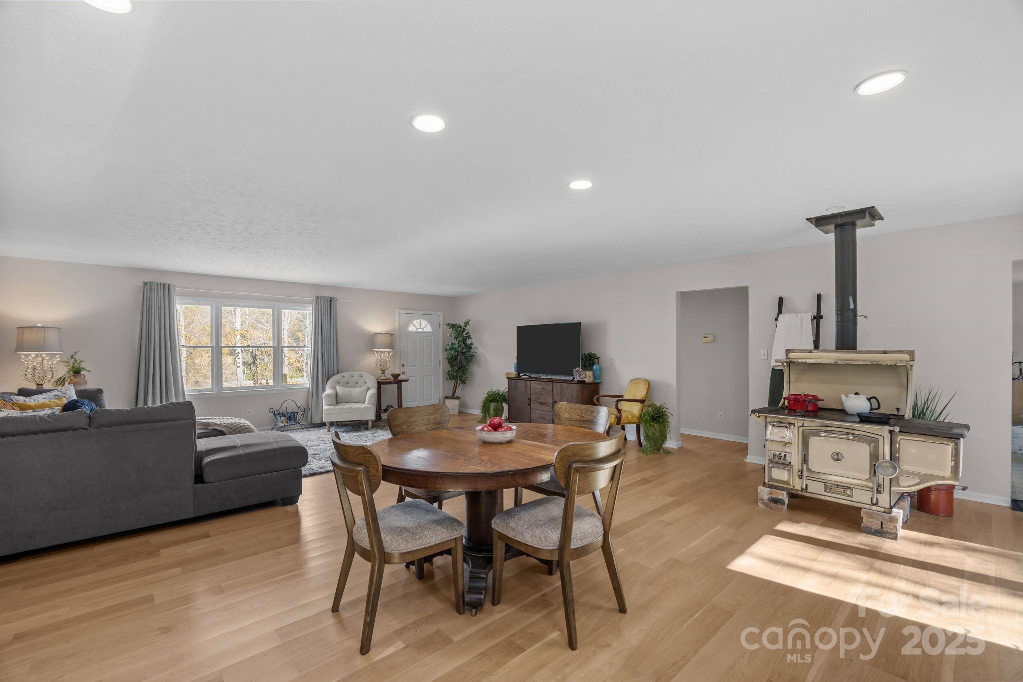 Fairview, North Carolina, 28730, United States, 3 Bedrooms Bedrooms, ,2 BathroomsBathrooms,Residential,For Sale,1990315