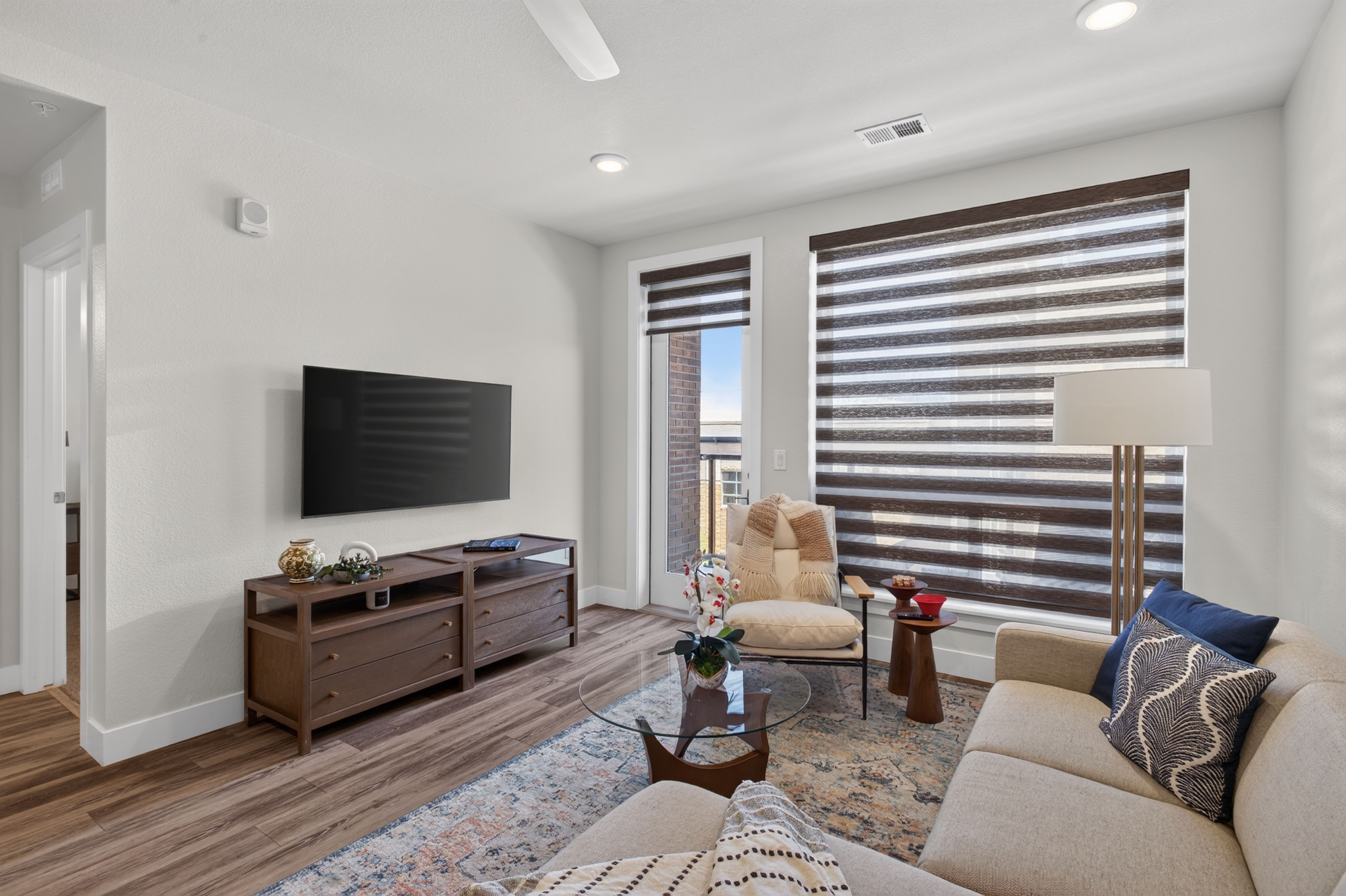  Beautiful unit with a private deck, overlooking Festival Park. - 物件實景