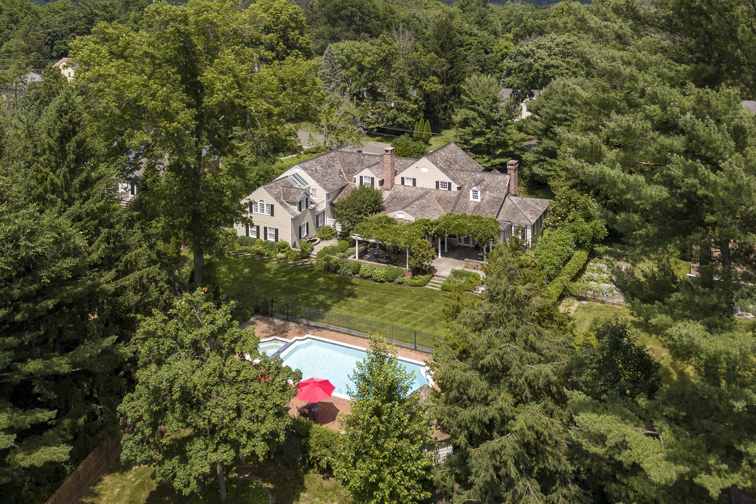  a gated western section home where  european gardens meet storybook style - 物件實景