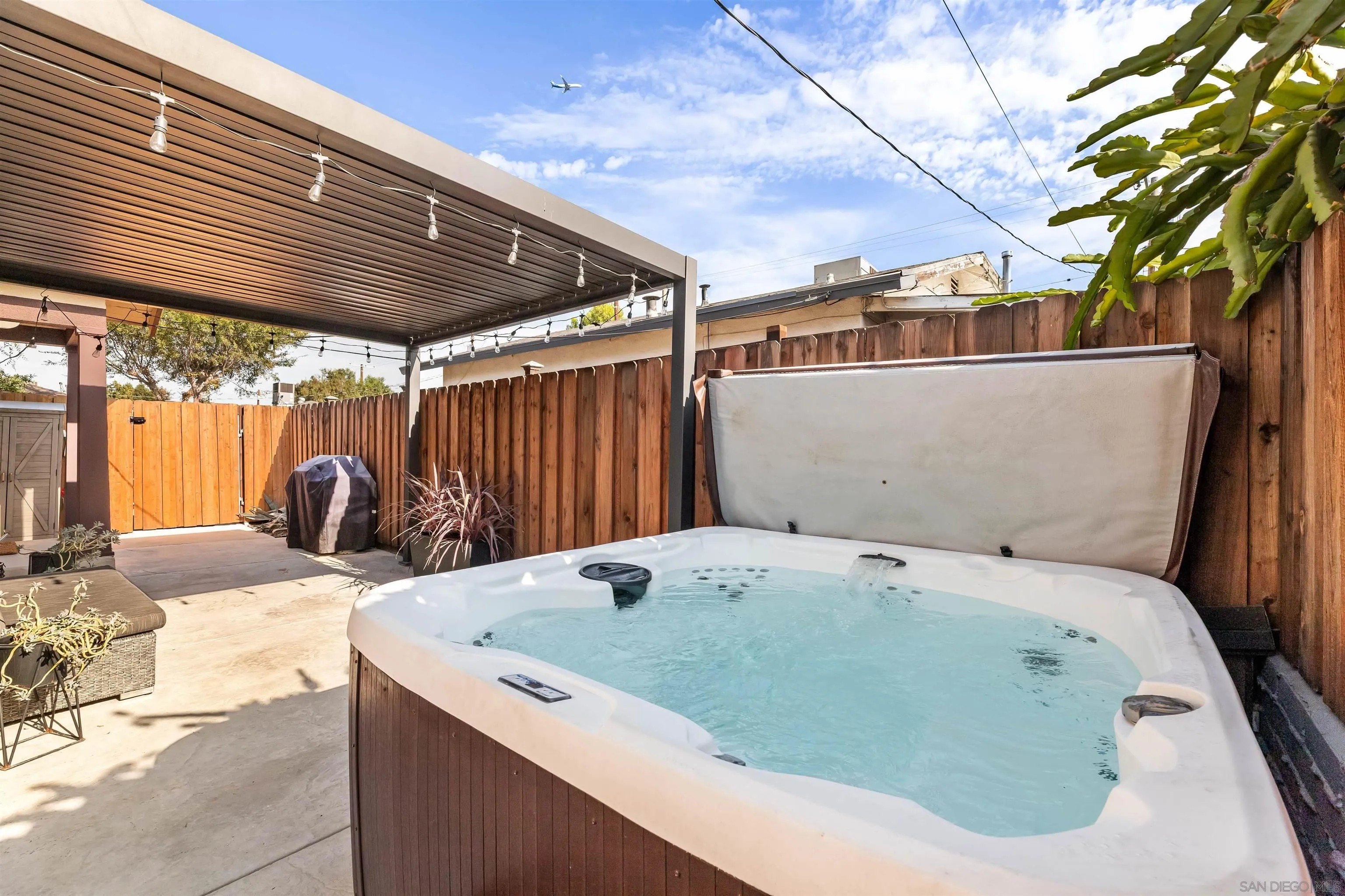 North Hollywood, California, 91601, United States, 2 Bedrooms Bedrooms, ,1 BathroomBathrooms,Residential,For Sale,1992001