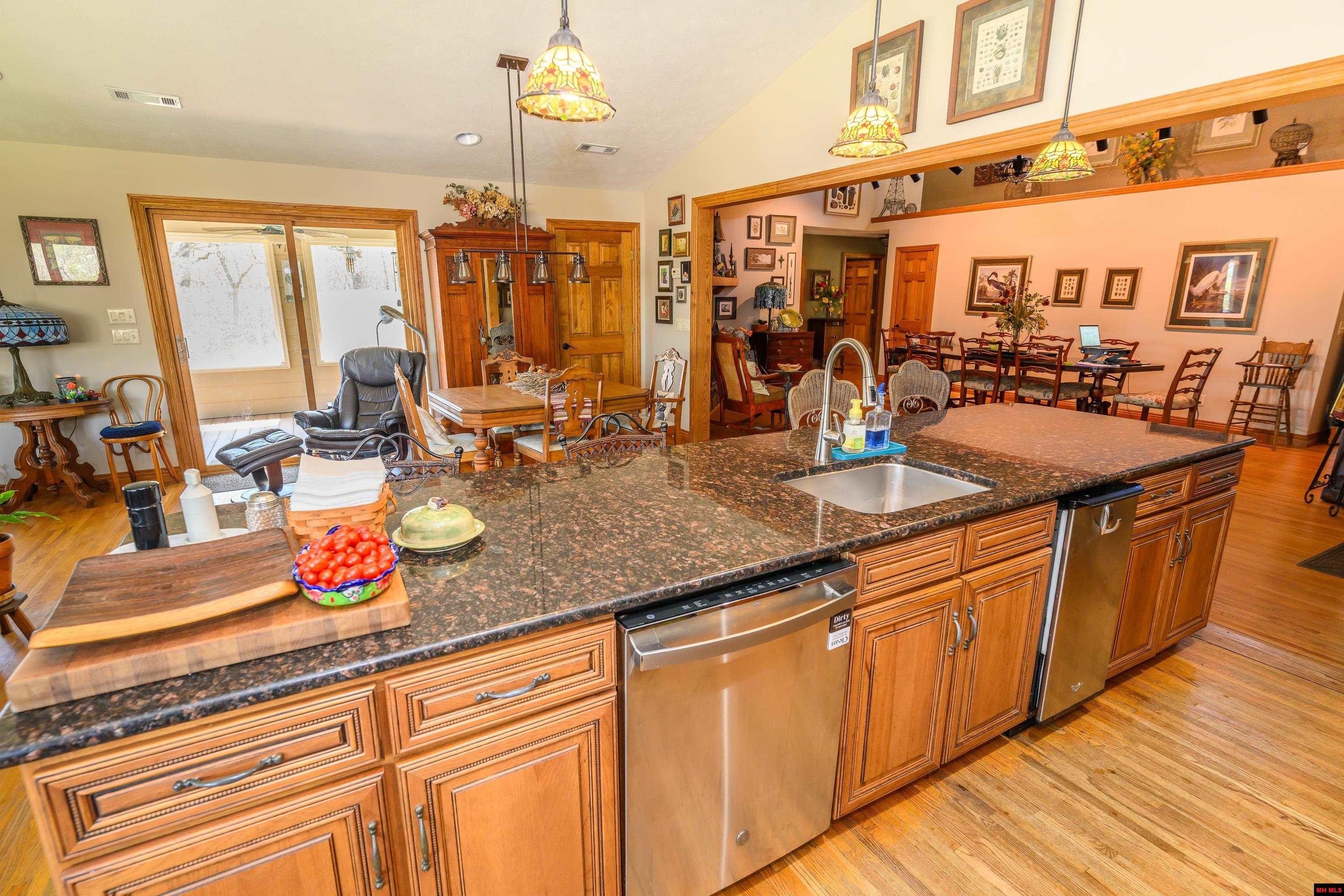 Mountain Home, Arkansas, 72653, United States, 5 Bedrooms Bedrooms, ,4 BathroomsBathrooms,Residential,For Sale,2031508